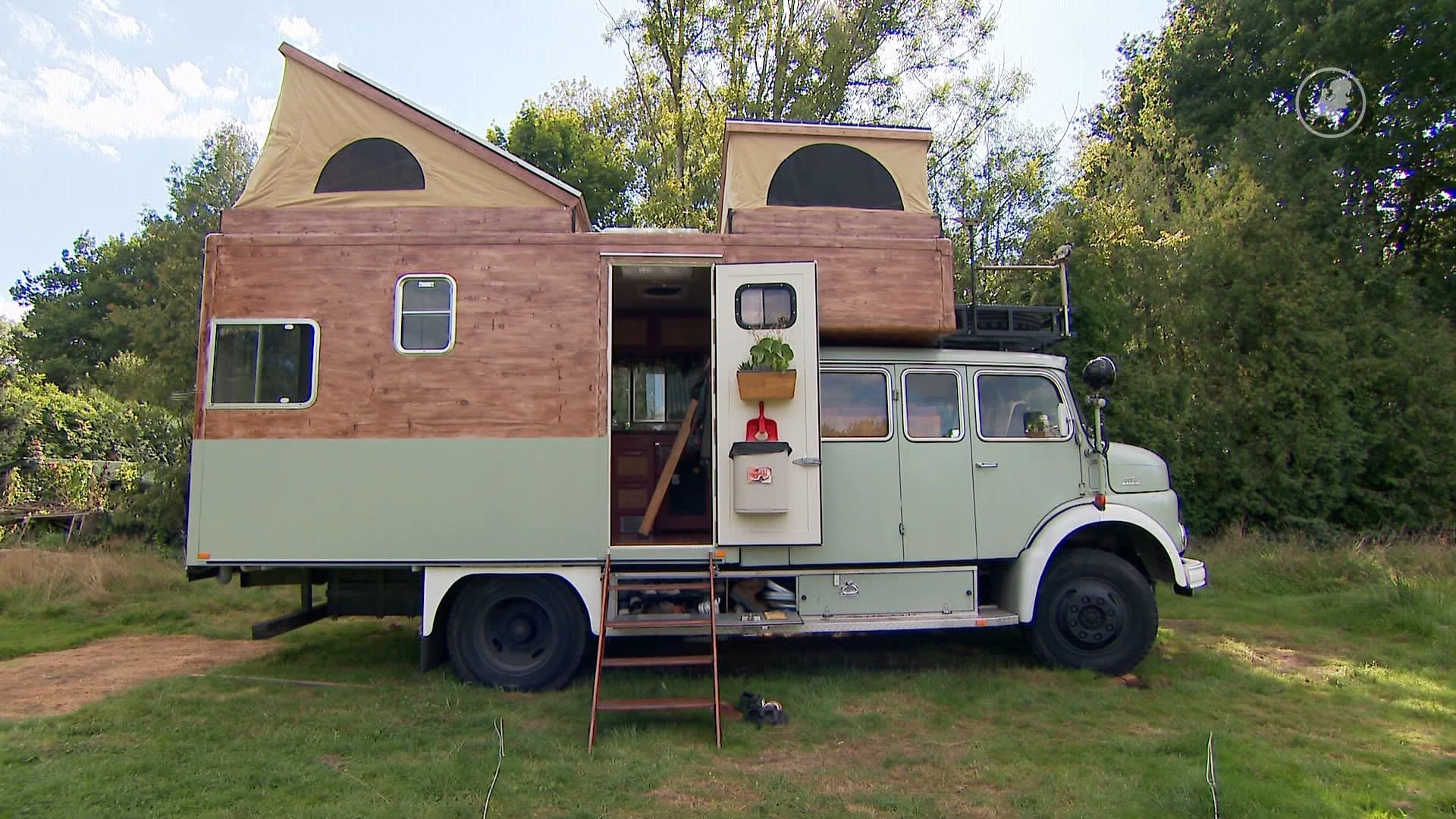 Gezin gaat op wereldreis in omgebouwde brandweerwagen, zo ziet dat eruit