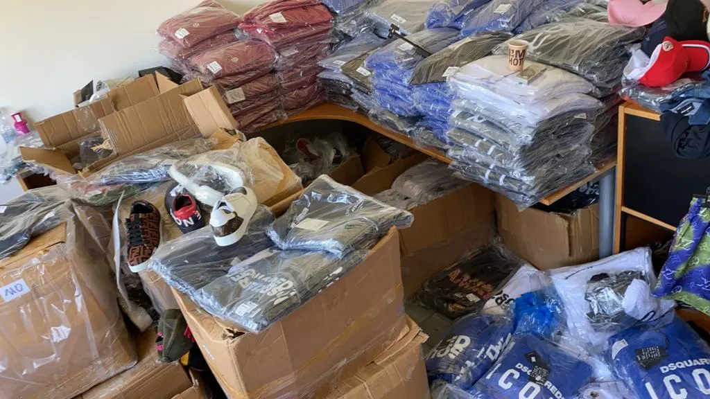 Bergen aan nagemaakte merkkleding en schoenen in beslag genomen