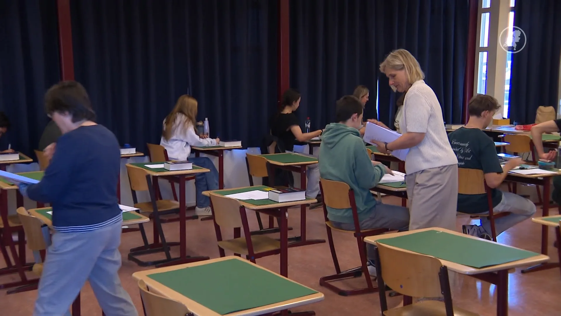 Staat examenklachtenlijn nu al roodgloeiend? Staatssecretaris Paul belt mee