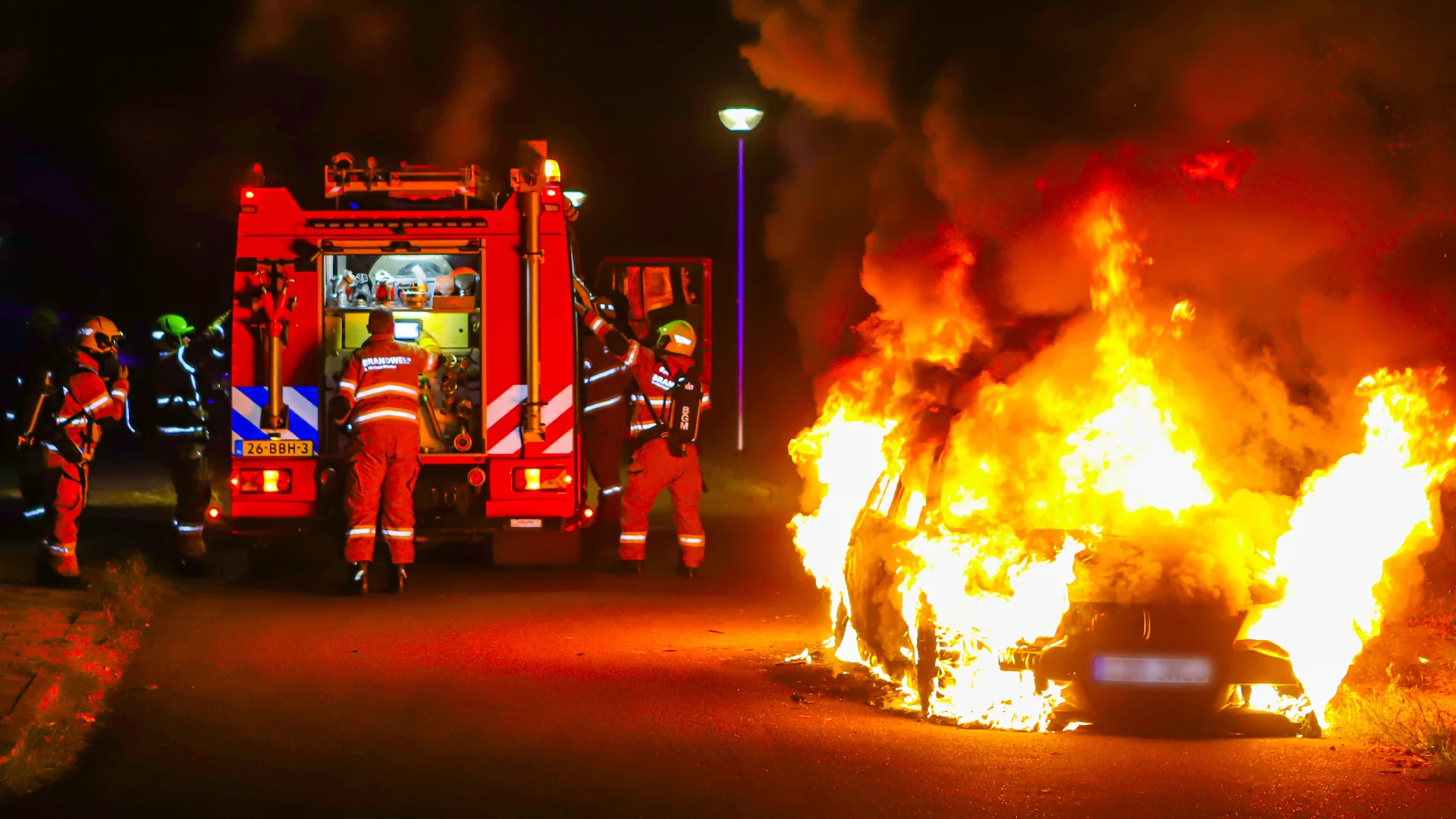 Vuurzee in Edese wijk Veldhuizen: tientallen auto's op zes plekken in brand gestoken