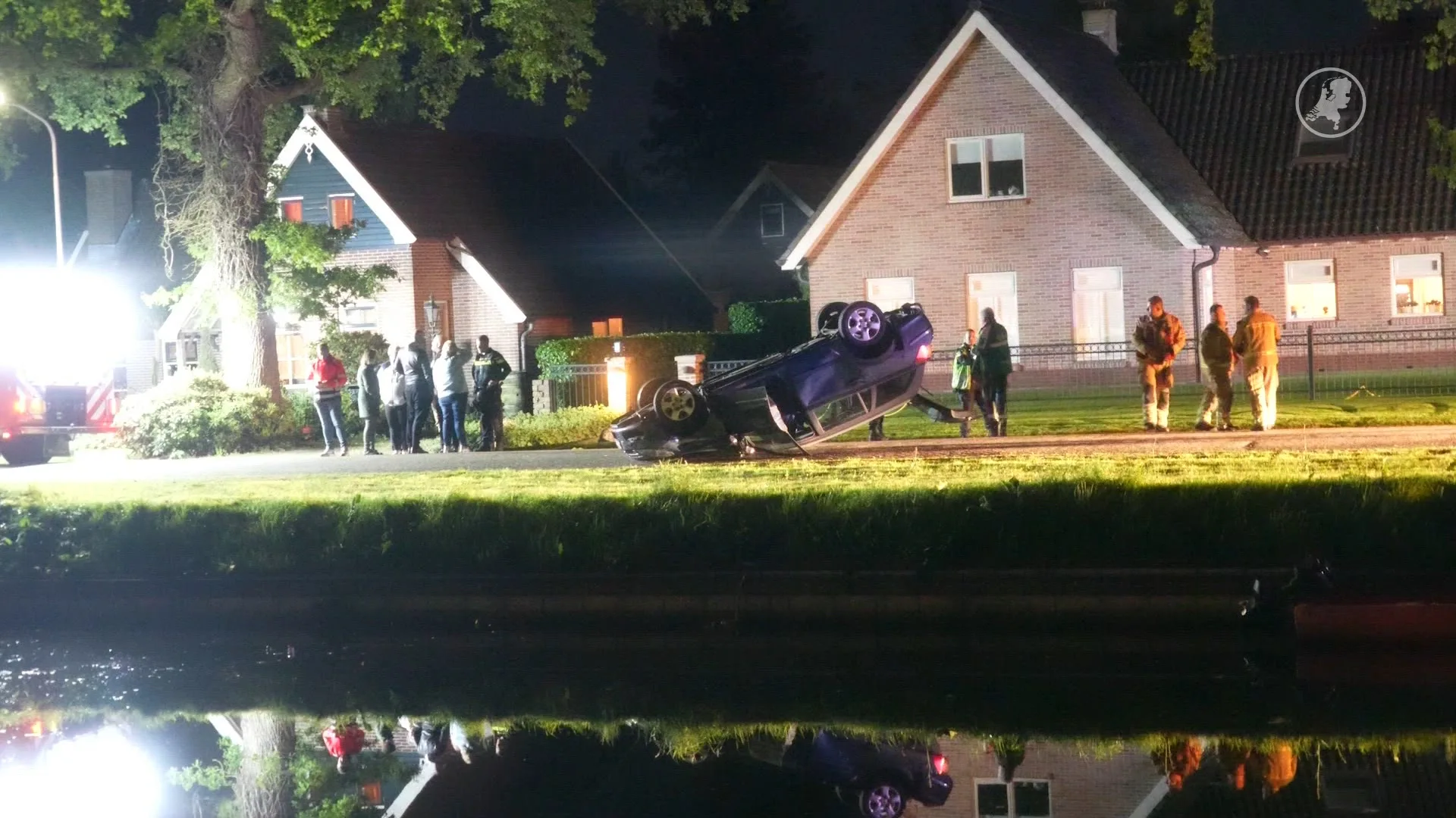 Auto te water in Drenthe, persoon zwaargewond naar het ziekenhuis