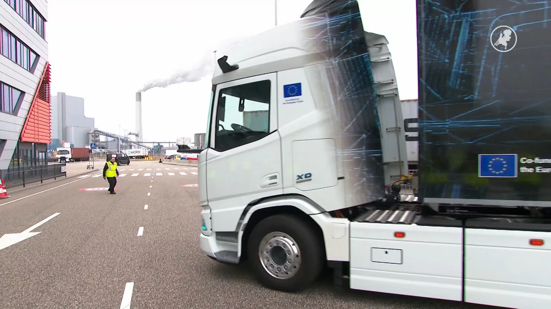 Zelfrijdende vrachtwagen rijdt in Rotterdamse haven: geen chauffeur meer nodig