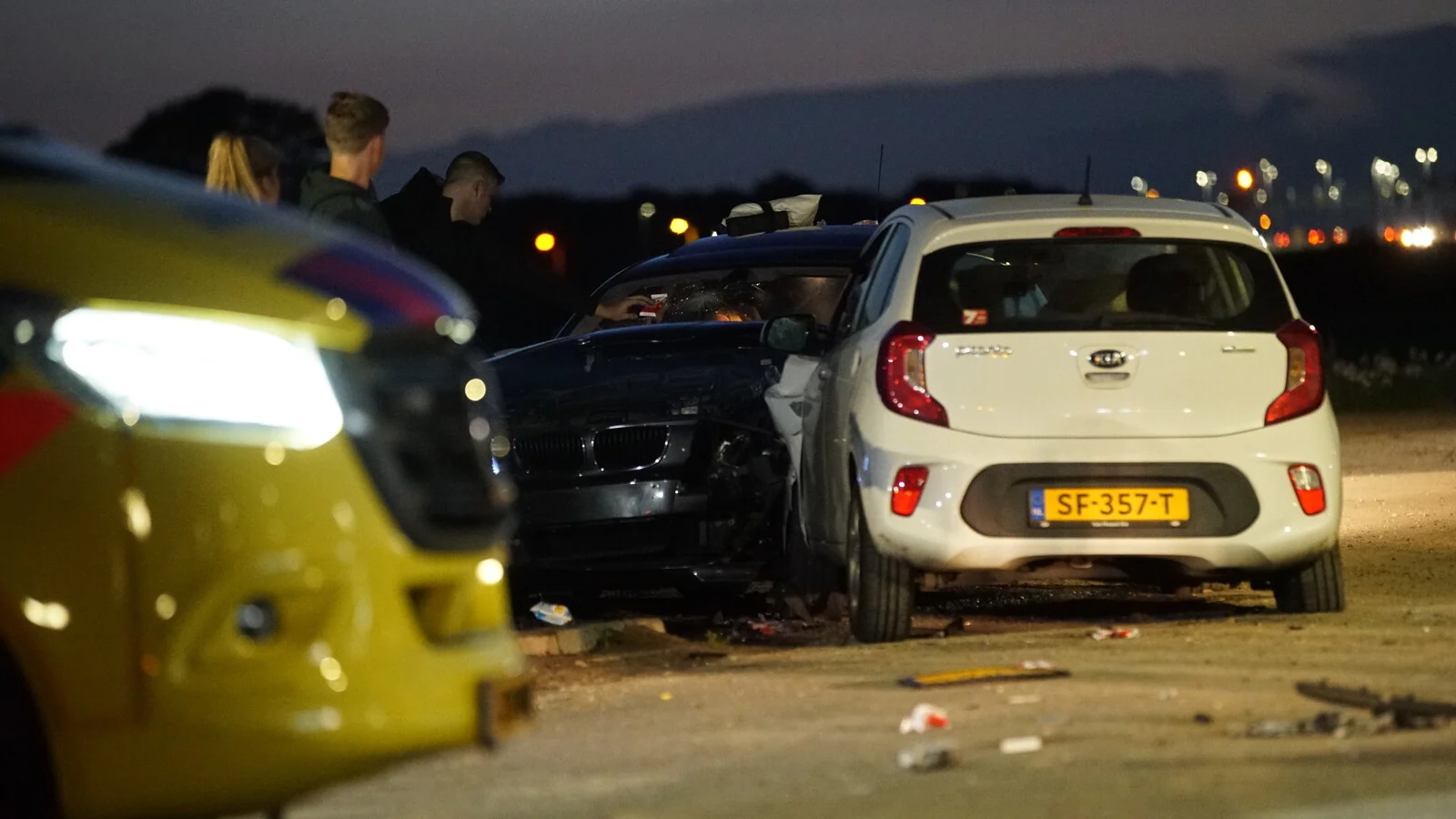 Automobilist rijdt in op groepje jongeren met scooters in Deventer, meerdere gewonden