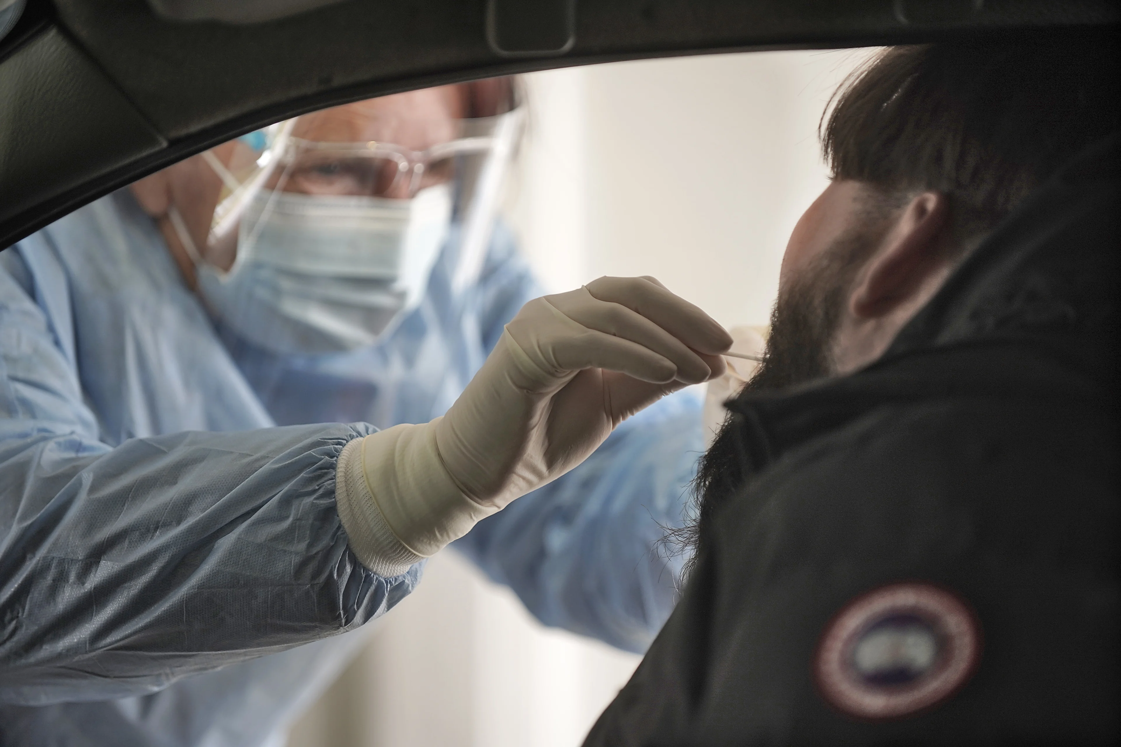 Viruswaarheid spant kort geding aan tegen de Staat, eist einde aan "massale coronatestcampagne"