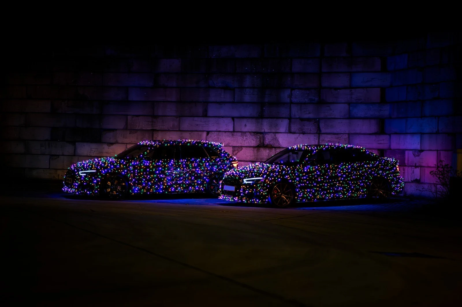 Kevin en Daniël trekken aandacht met extreem verlichte kerstauto's: 'Boete pakken we wel'