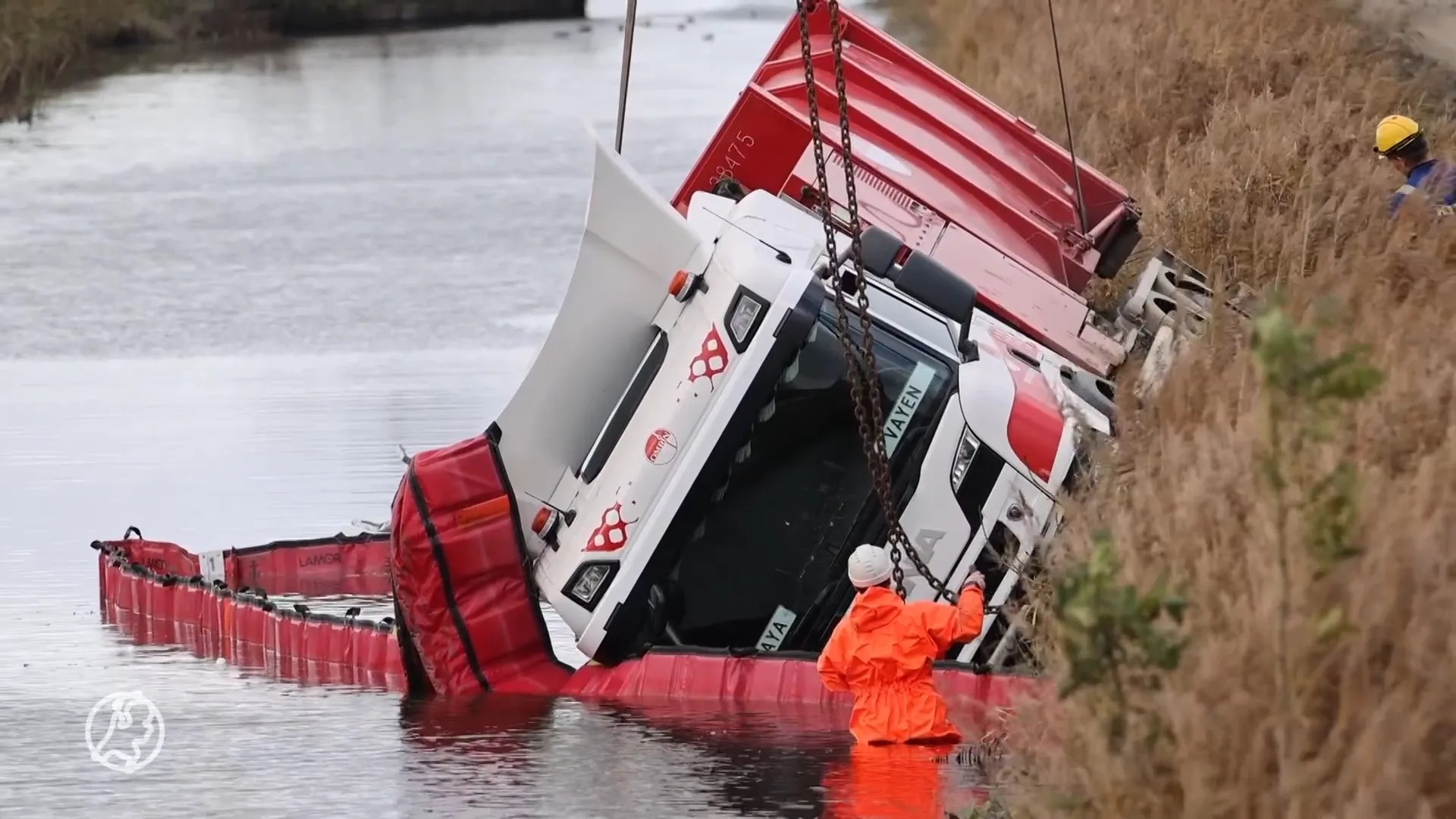 Vuilniswagen in de sloot