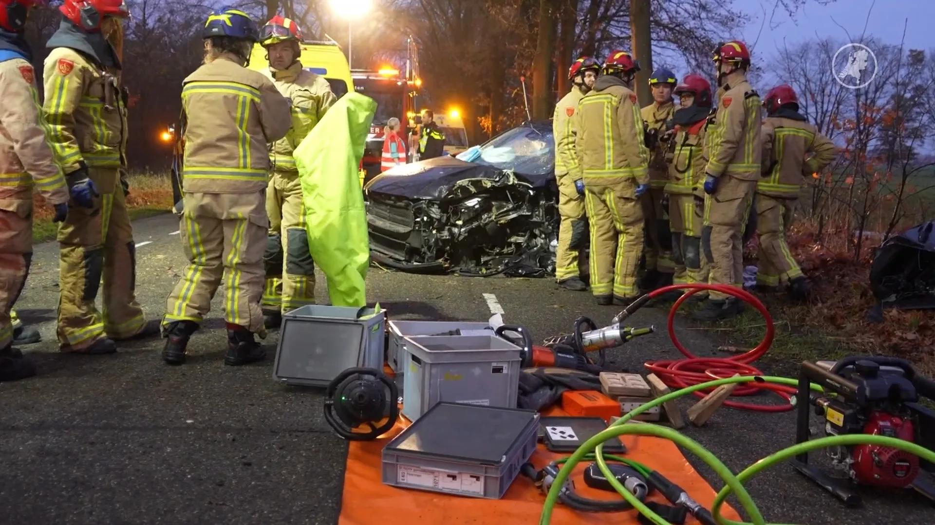 Auto knalt tegen boom in buitengebied Asten: bestuurder raakt bekneld
