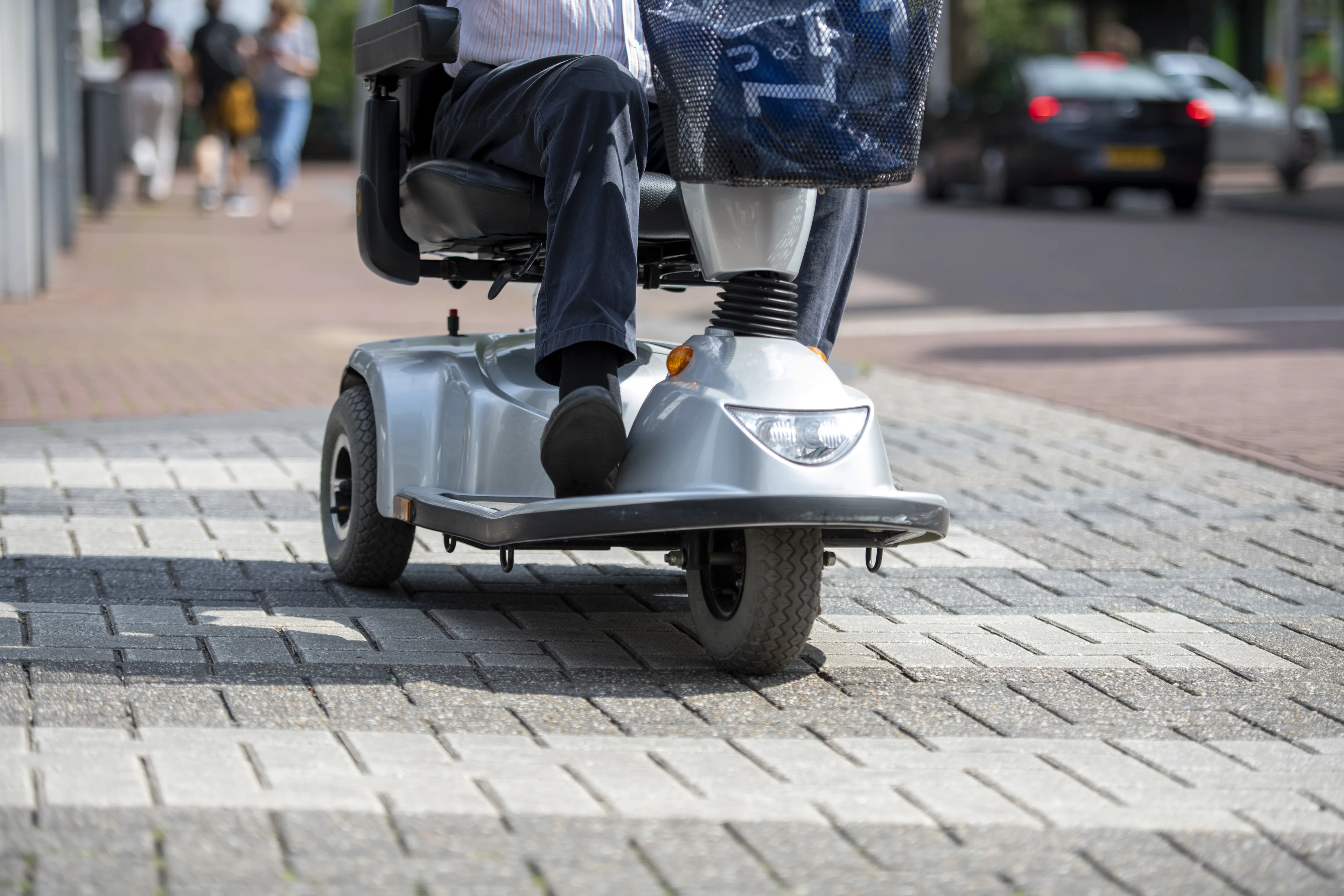 Man (64) in scootmobiel op brute wijze beroofd van horloge overleden broer