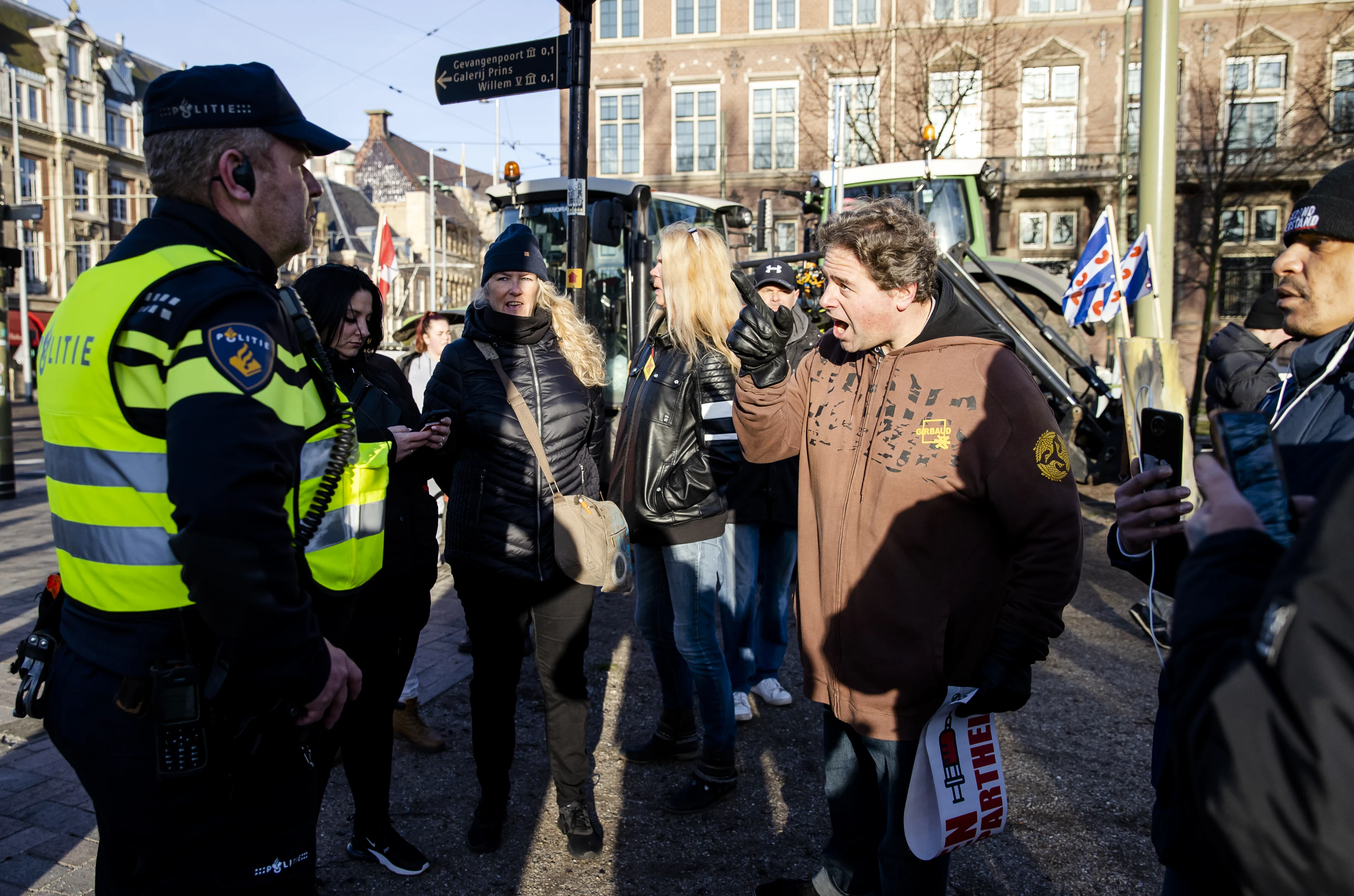 Burgemeester Den Haag ontbindt Convoy-protest, demonstranten luid toeterend vetrokken van binnenhof