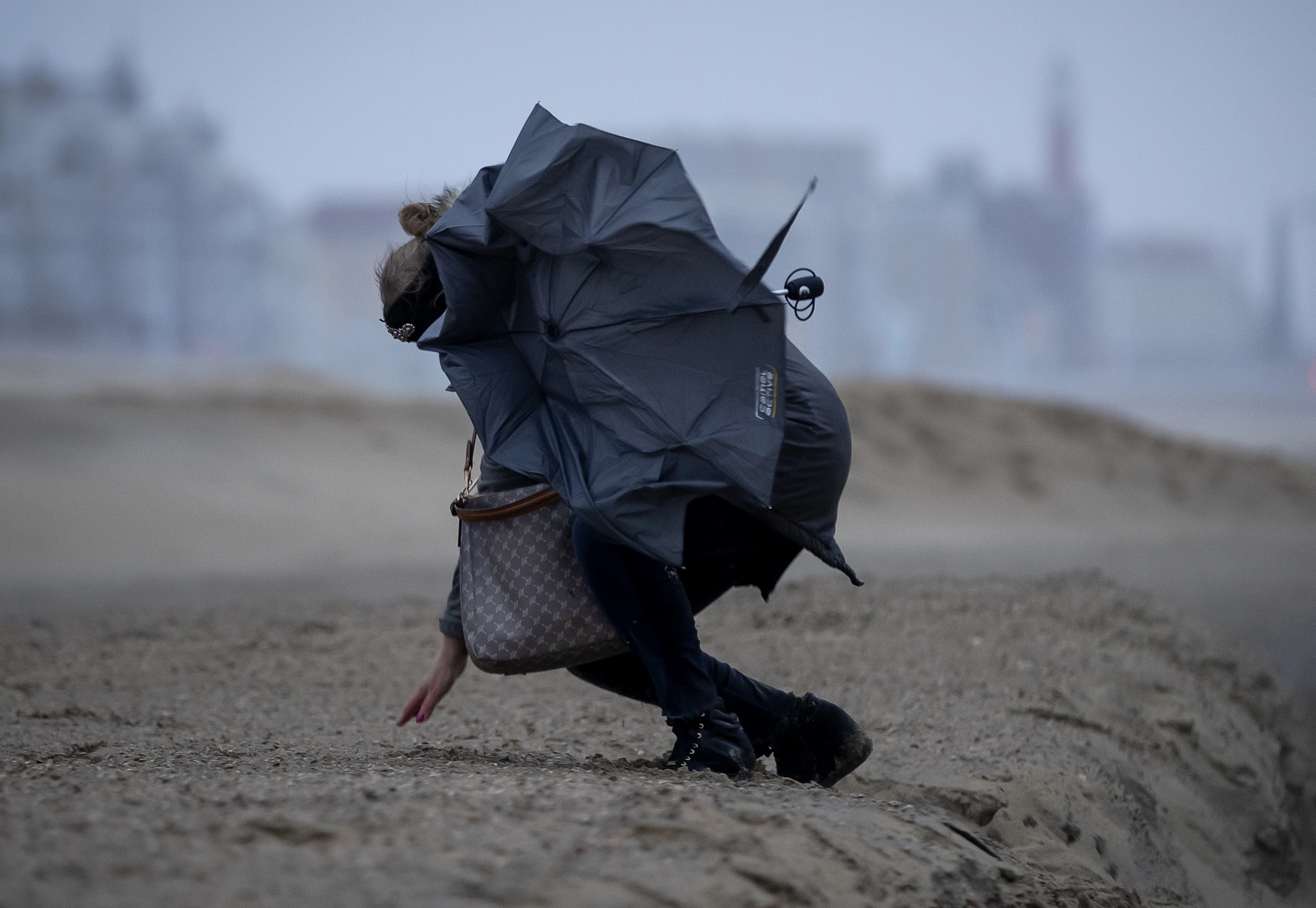 Code geel vanwege zware windstoten voor bijna heel Nederland