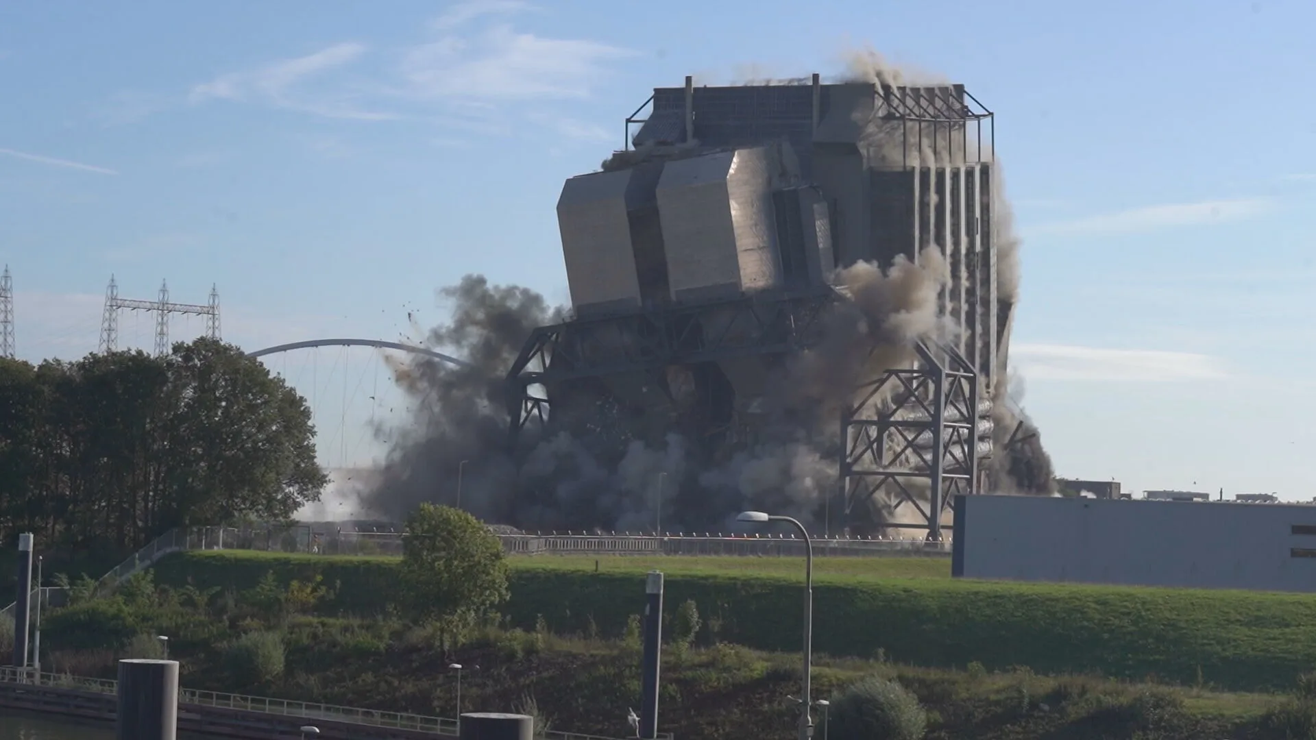 ZIEN: Nijmeegse energiecentrale met veel bombarie met de grond gelijk gemaakt