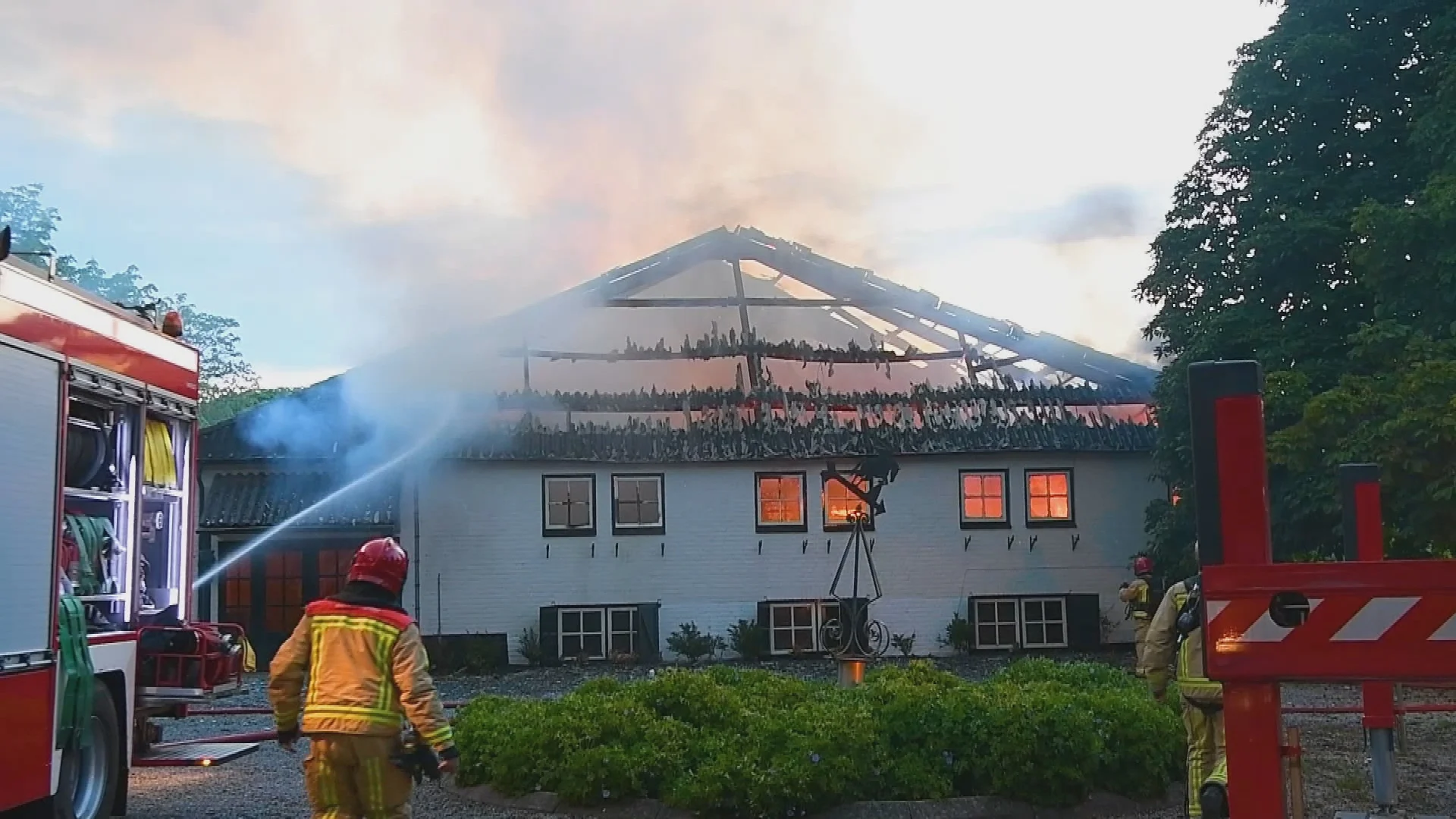 Paarden op nippertje gered bij flinke stalbrand in Brabantse Knegsel