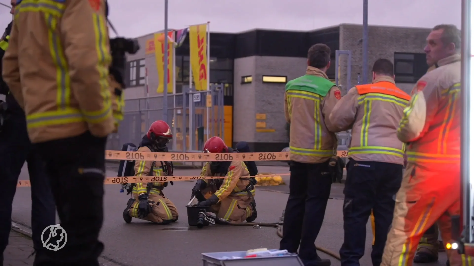 DHL-gebouw ontruimd vanwege pakje met lekkende stof, veel hulpdiensten aanwezig
