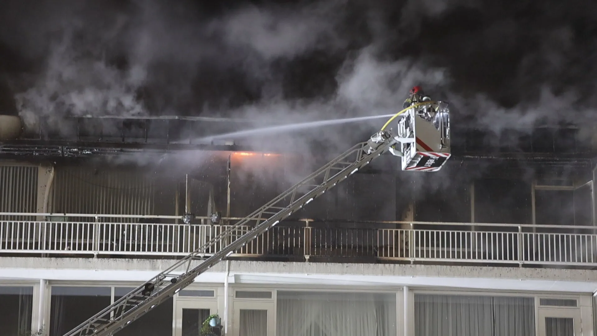 Grote brand in flat Amsterdam: tientallen bewoners geëvacueerd