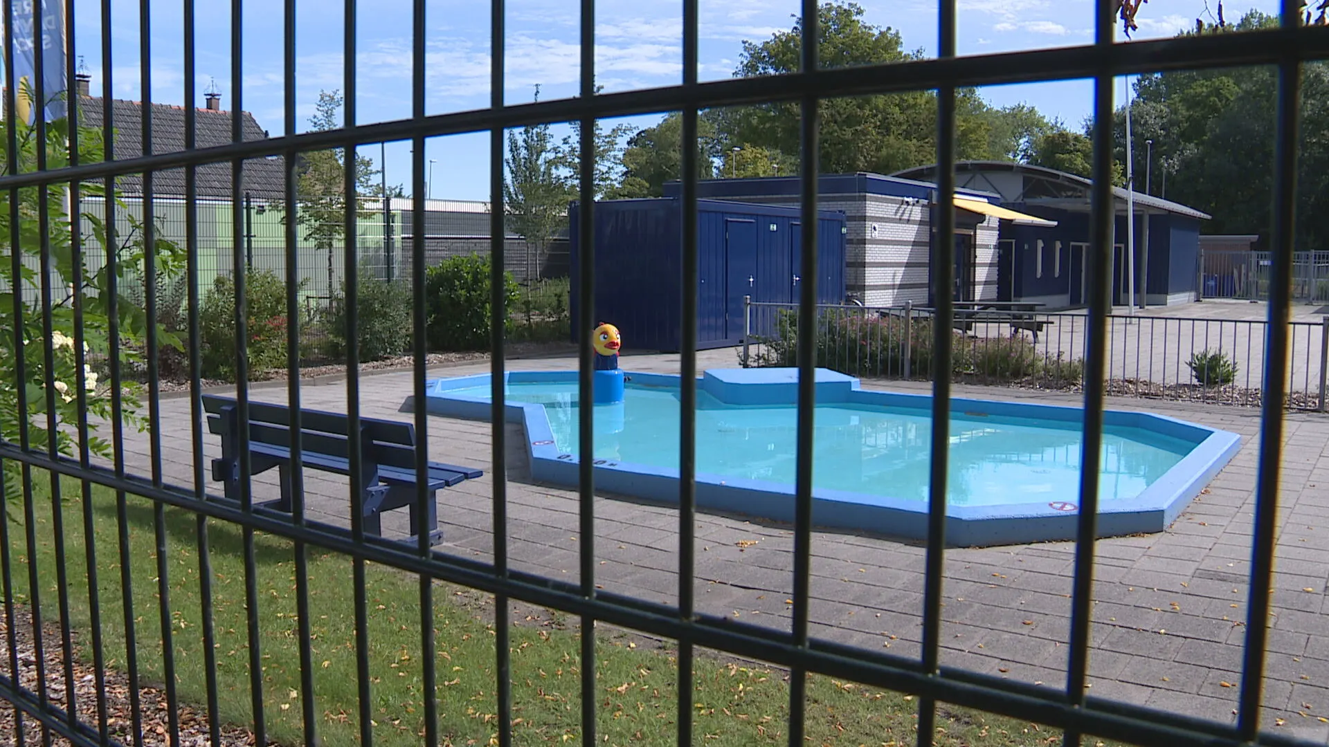 Ophef in Pernis: het is snikheet, maar het zwembad moet 'voor straf' dichtblijven