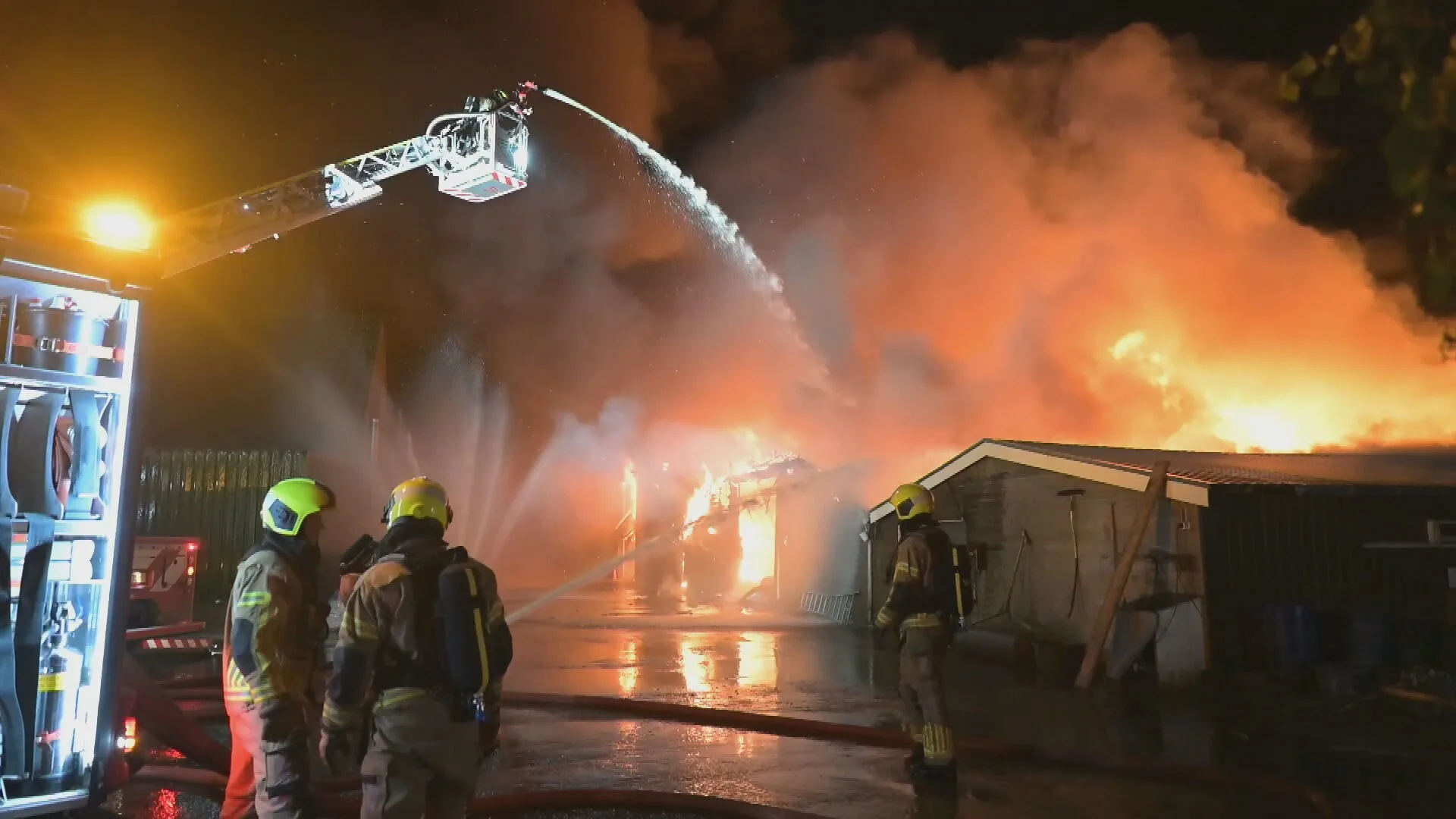 Grote brand in loods in Hazerswoude-Rijndijk