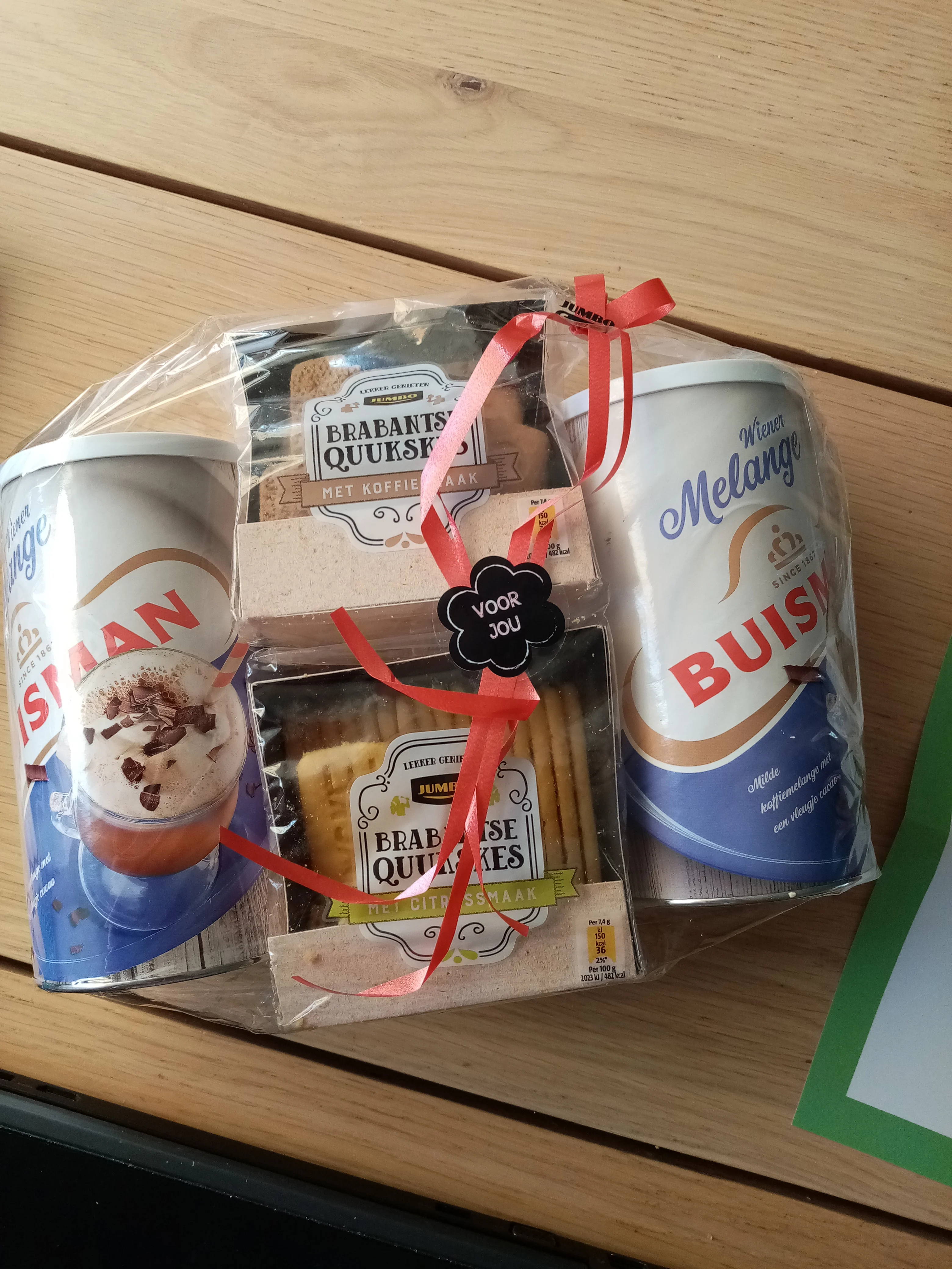 Sandra's pleegvader Bart (67) dolgelukkig met meer dan 80 blikken Wiener Melange