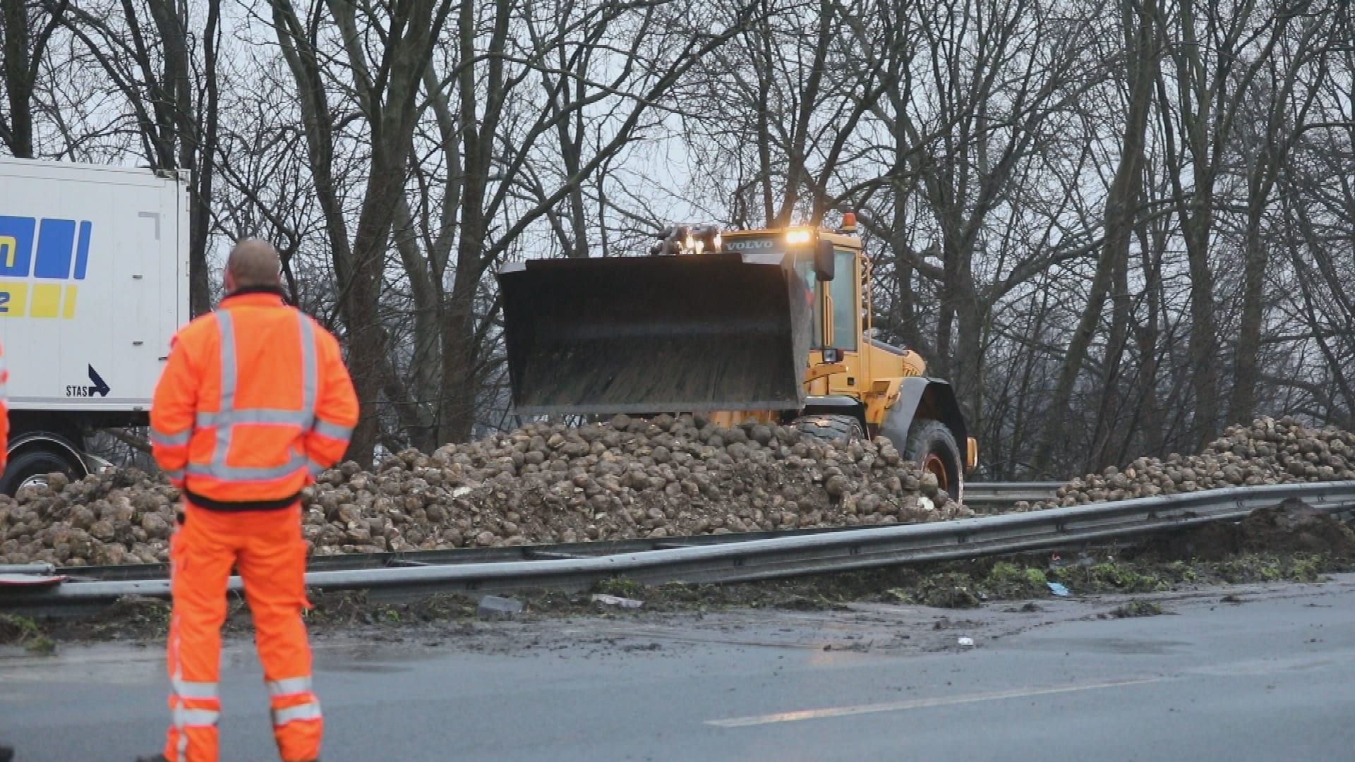 A17 bezaaid met bieten na ongeluk met vrachtwagen: weg voorlopig dicht