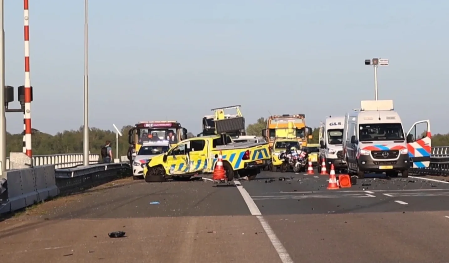 Auto ramt dienstvoertuig weginspecteur: N31 urenlang afgesloten