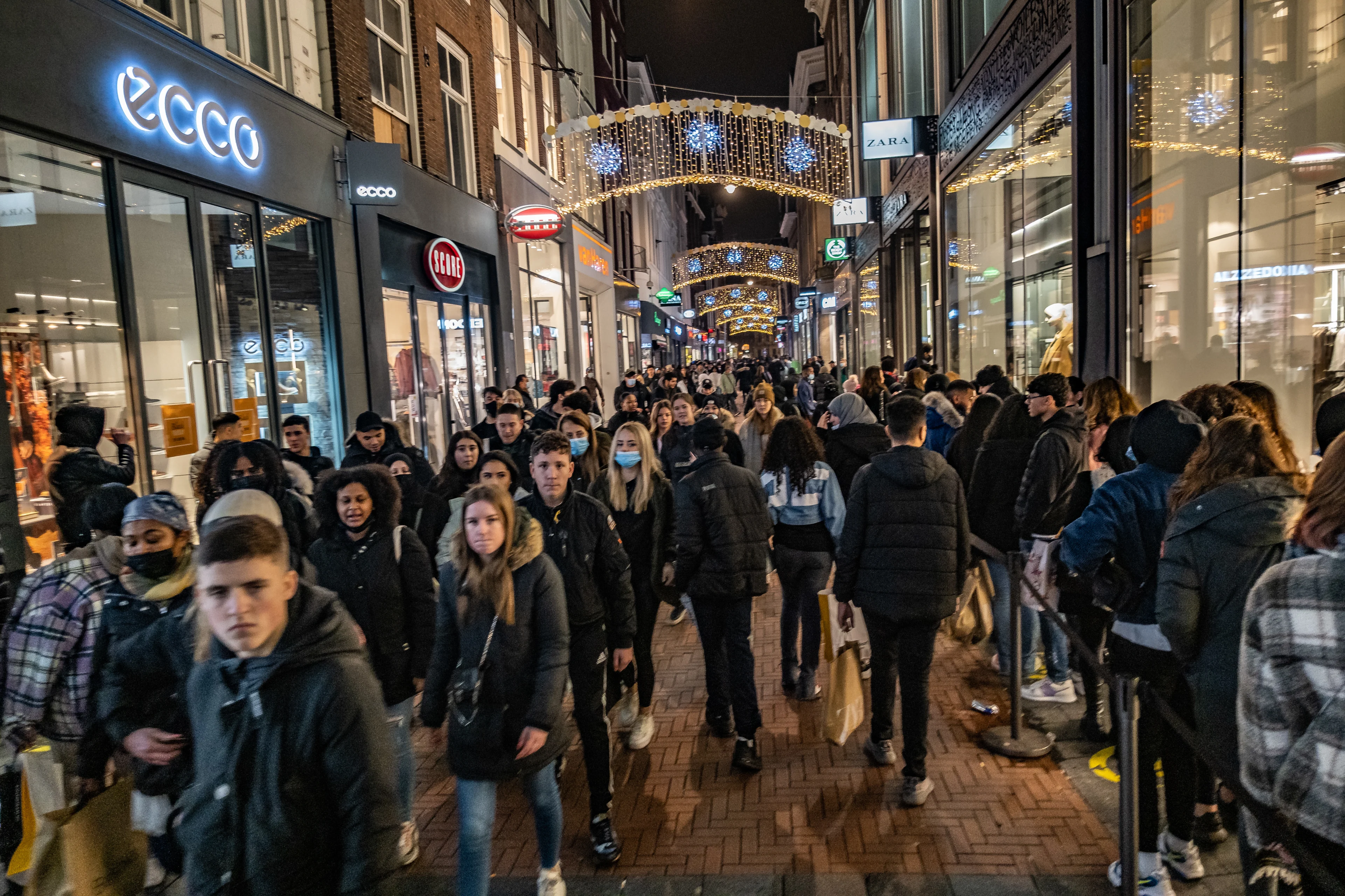 Mensen massaal de stad in voor Black Friday: Aboutaleb sluit alle winkels in centrum Rotterdam