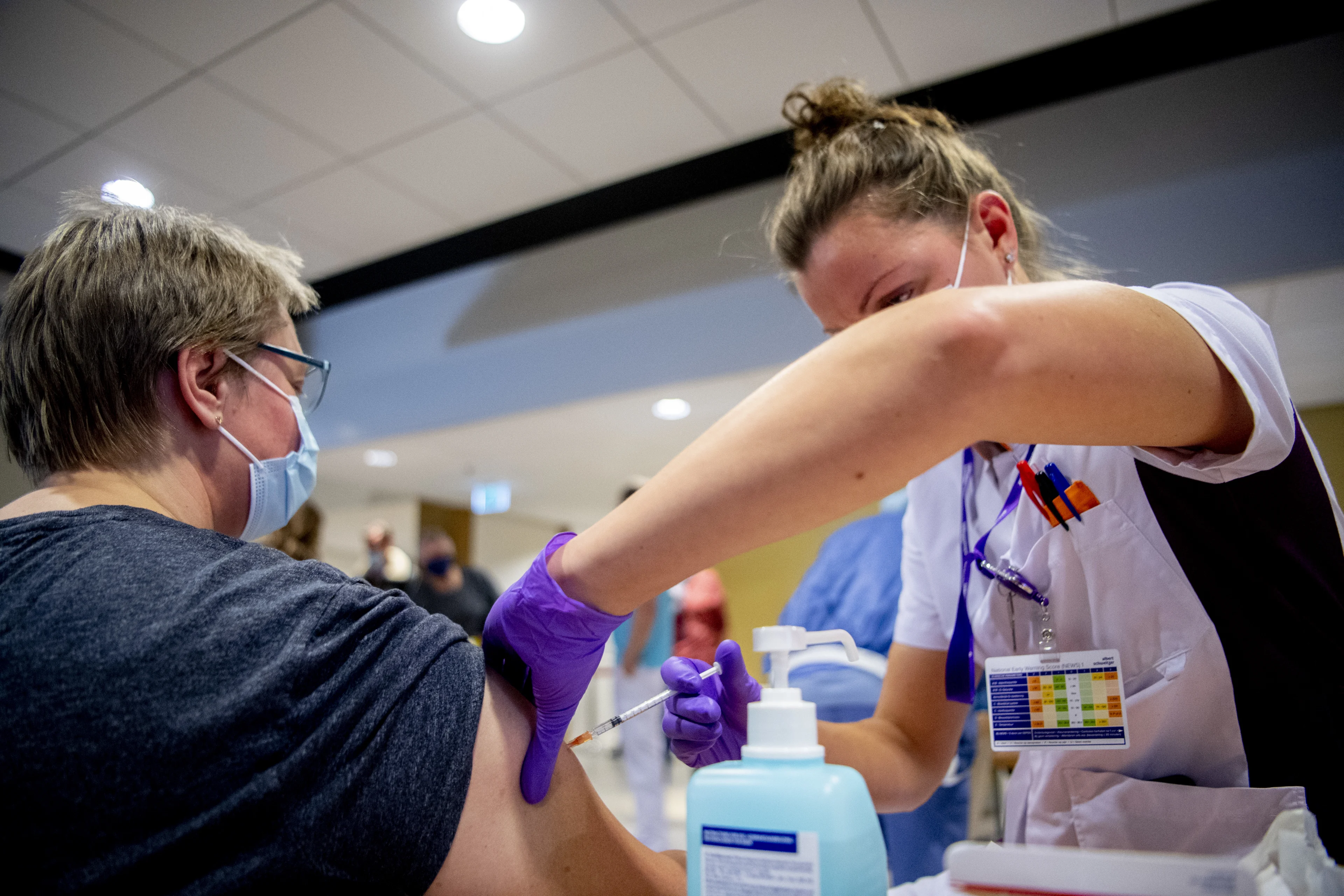 Gezondheidsraad adviseert: boosterprikken van oud naar jong, aandoening geeft geen voorrang