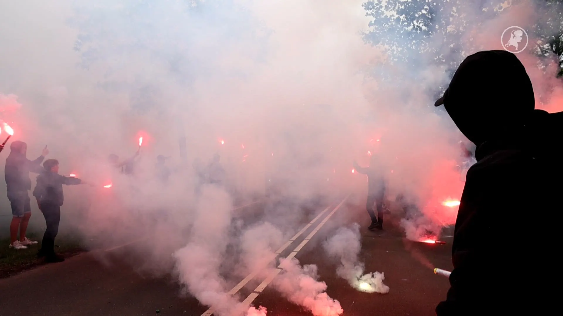 Spelersbus Telstar met fakkels en vuurwerk uitgezwaaid in Velsen
