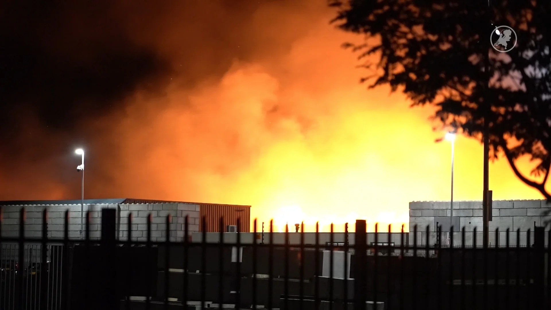 Balen geperst papier in brand bij recyclingbedrijf Oosterhout