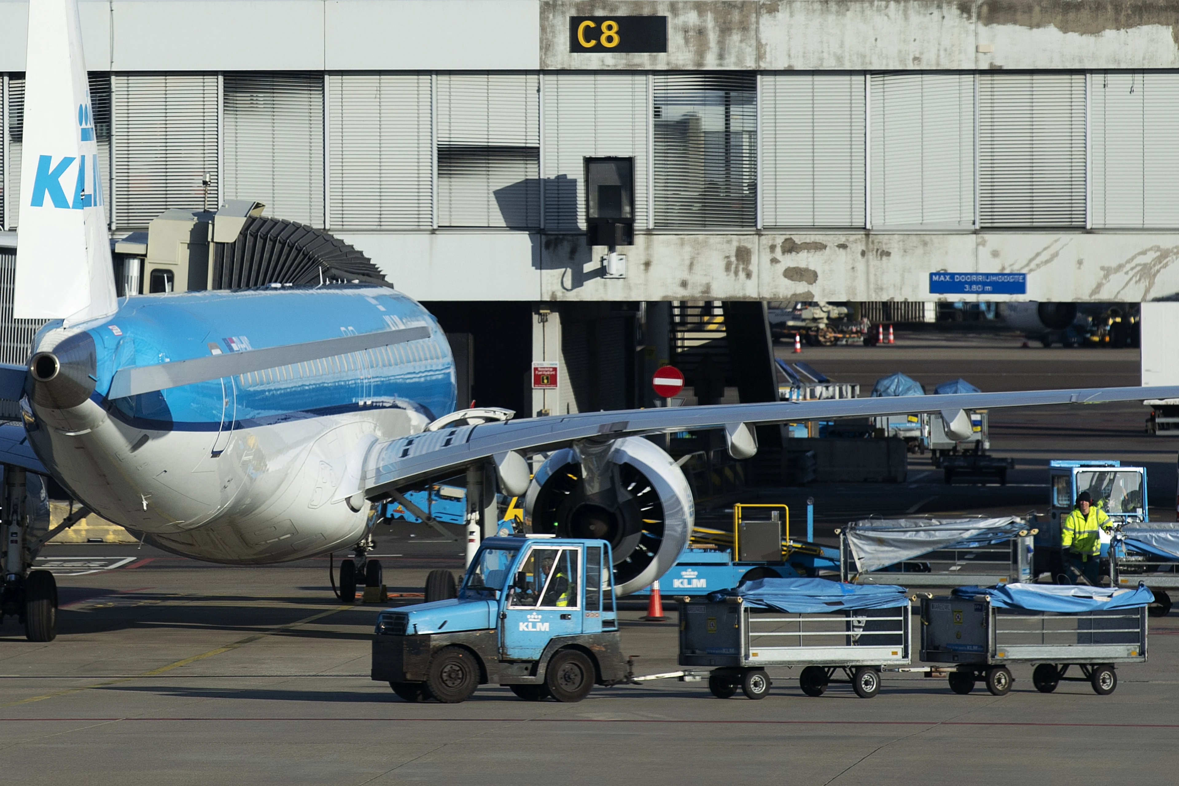 'Wilde staking' personeel KLM op Schiphol, tientallen vluchten geannuleerd