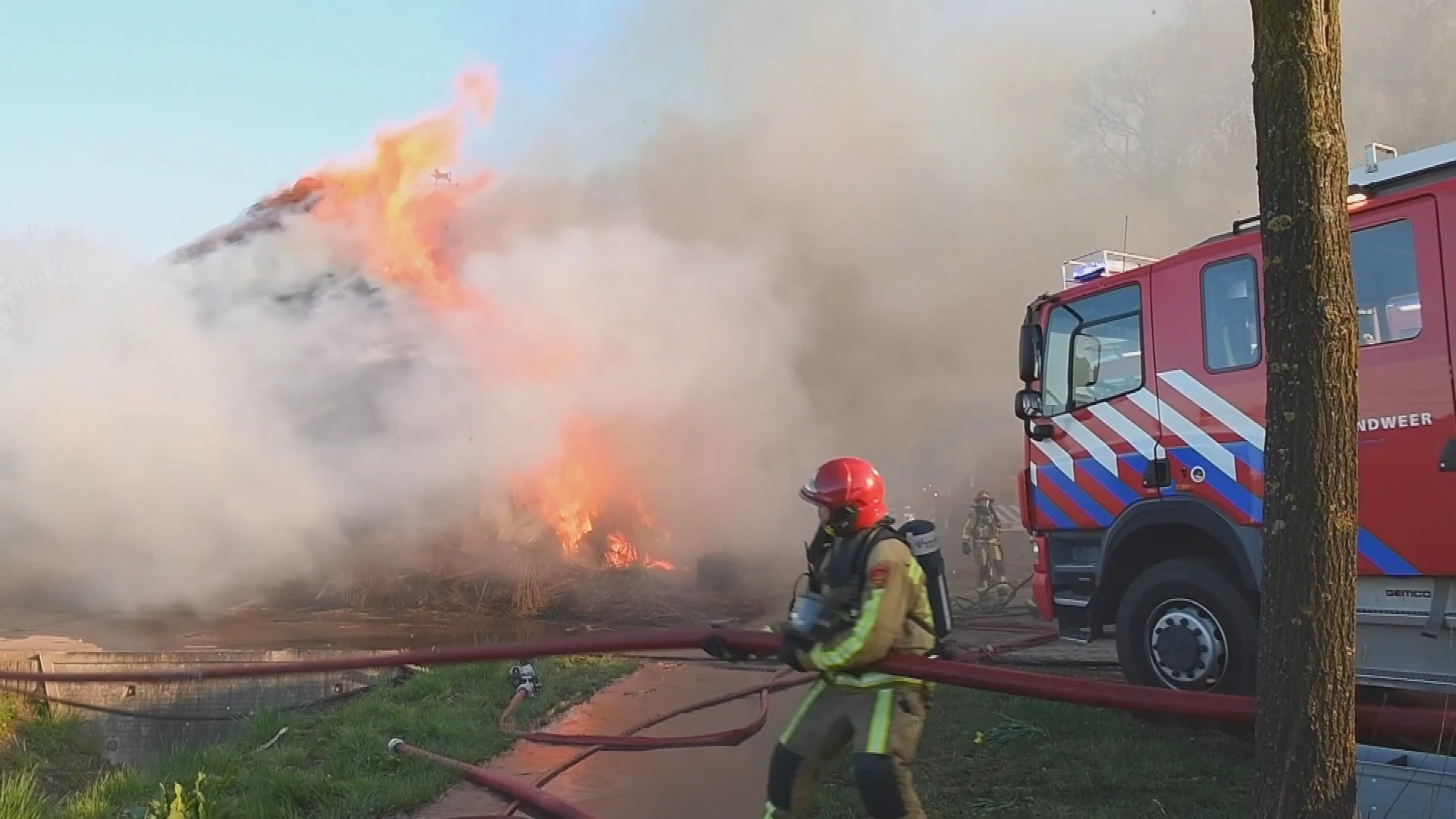 NL-Alert vanwege enorme brand in woning met rieten kap in Heeze