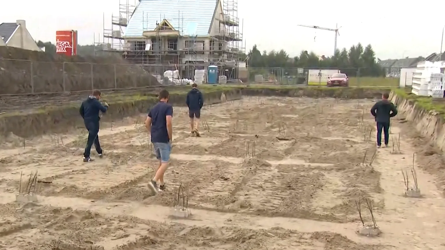 Boer neemt heft in eigen handen en bouwt huizen voor jongeren op kaal stuk land
