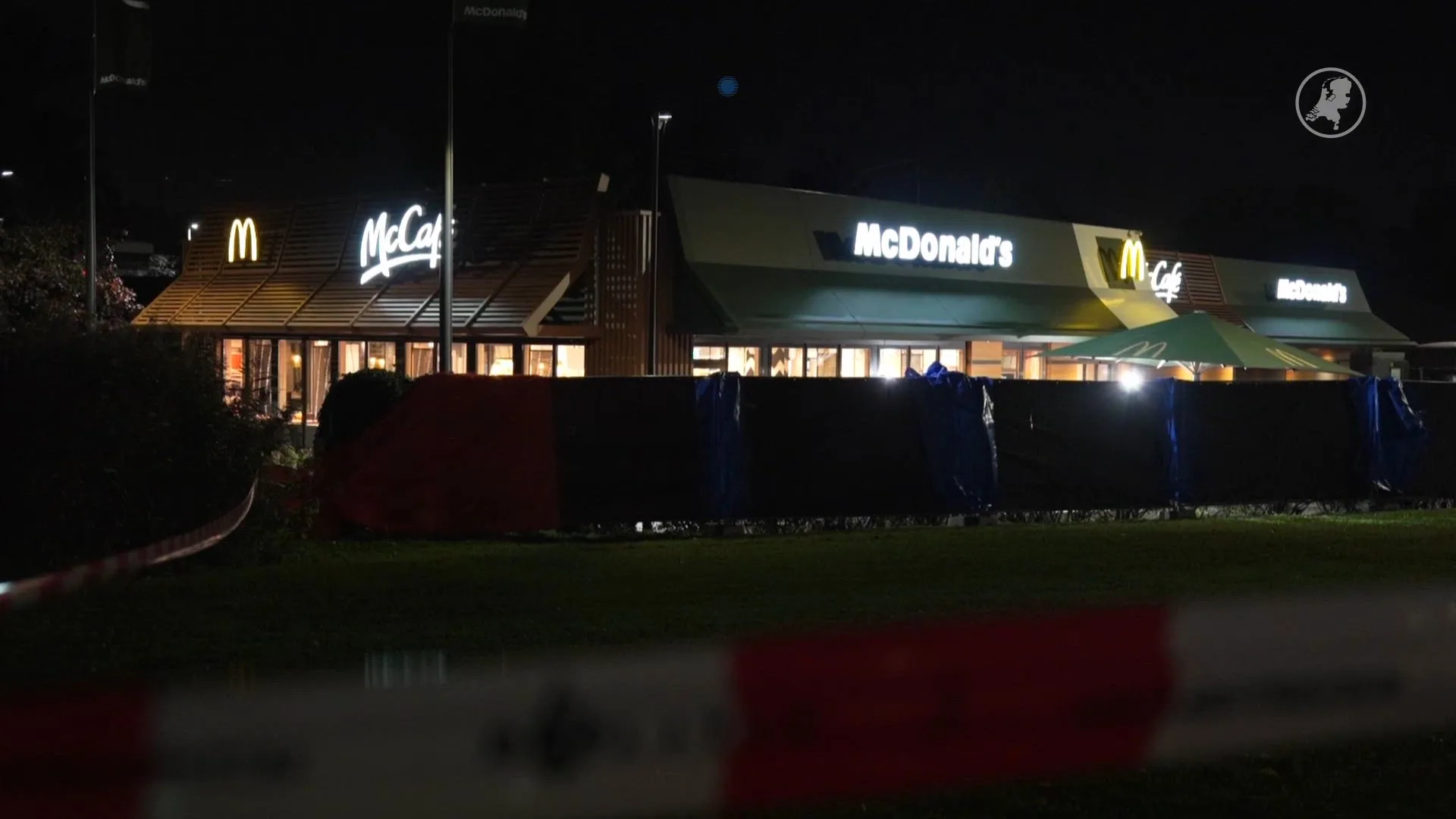 Politie doet onderzoek bij fastfoodrestaurant Capelle na doodschieten jongen (15)