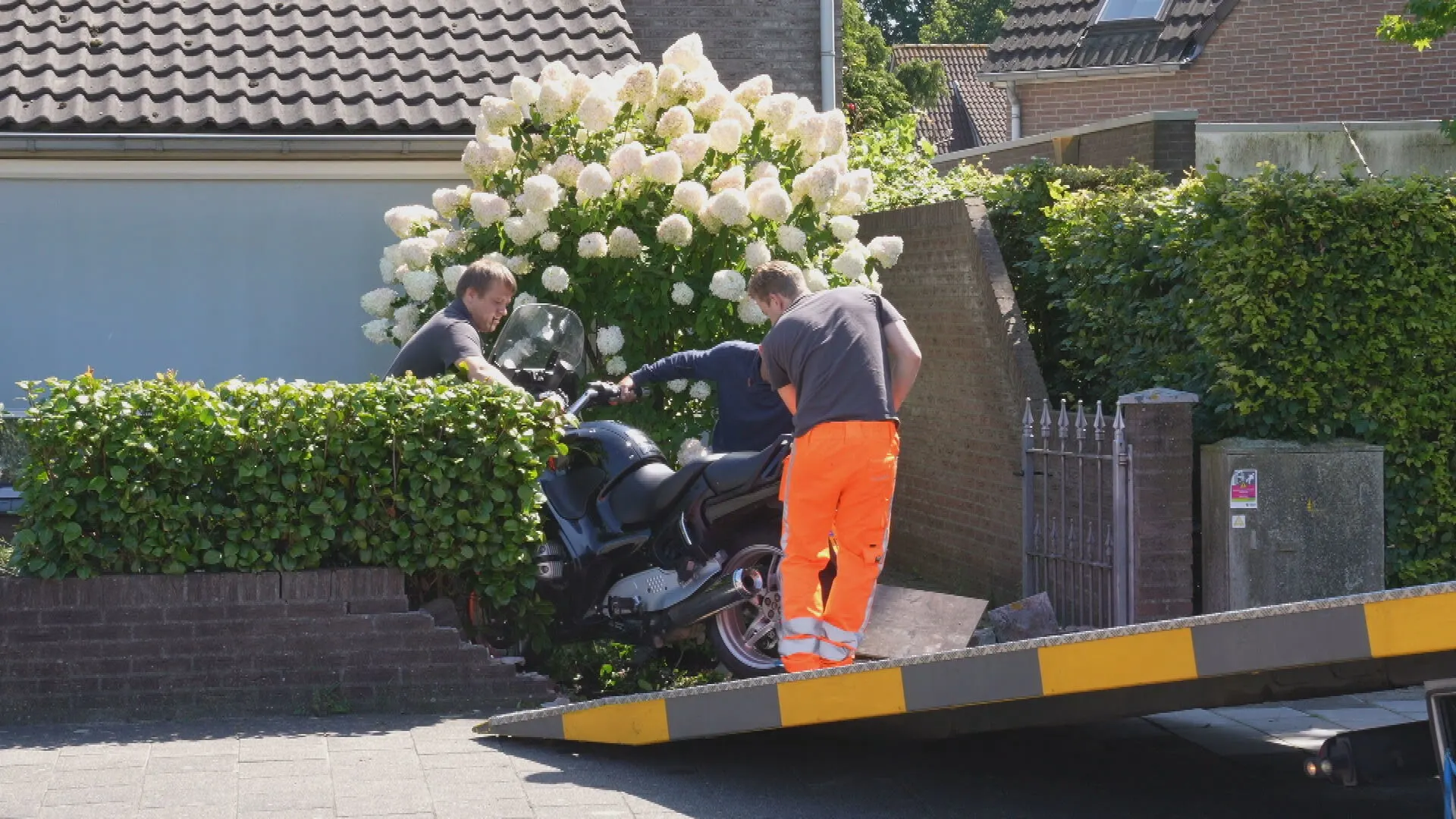 Motorrijder knalt door stenen muurtje van voortuin heen in Kaatsheuvel 