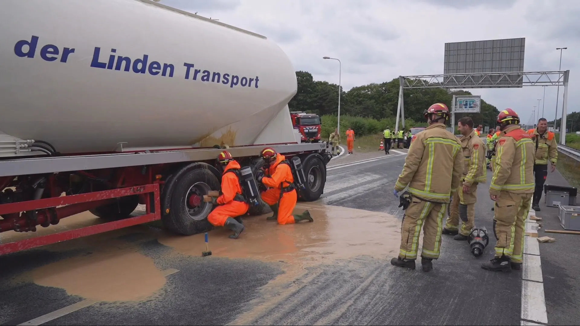 Vrachtwagen lekt 30 ton vet en water op snelweg na ongeluk