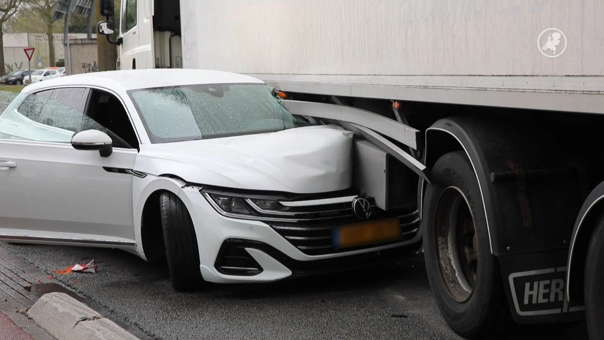 Automobilist krijgt balk door voorruit Heerde