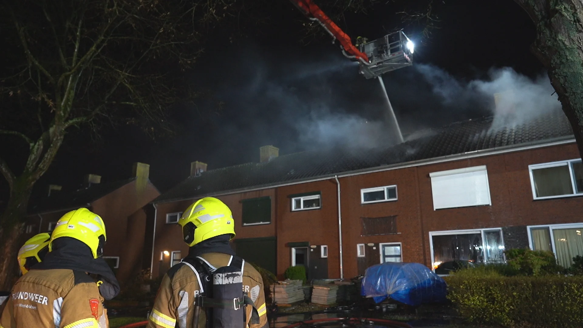 Brand slaat over naar meerdere woningen en blijft steeds oplaaien in Oudenbosch