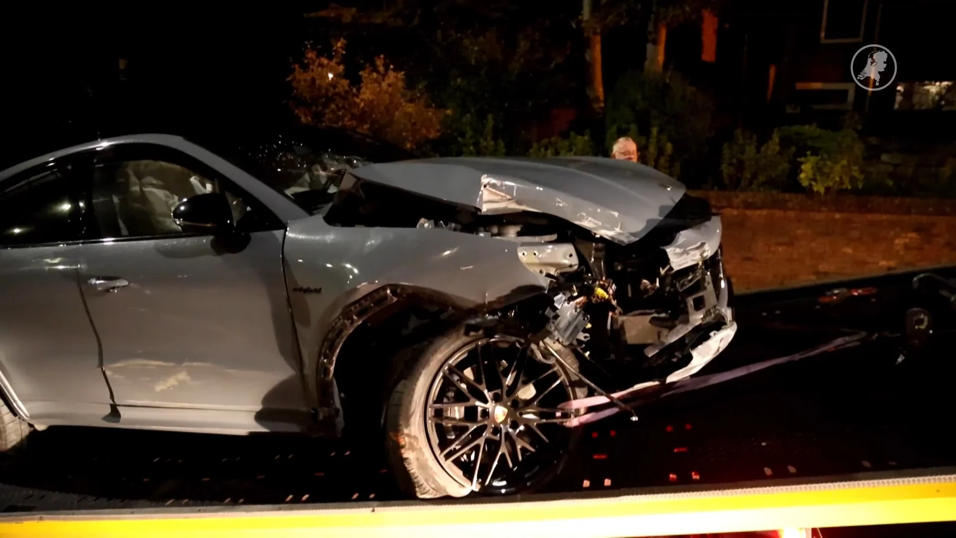 Eigenaar Porsche vlucht voor overvallers en crasht tegen muur