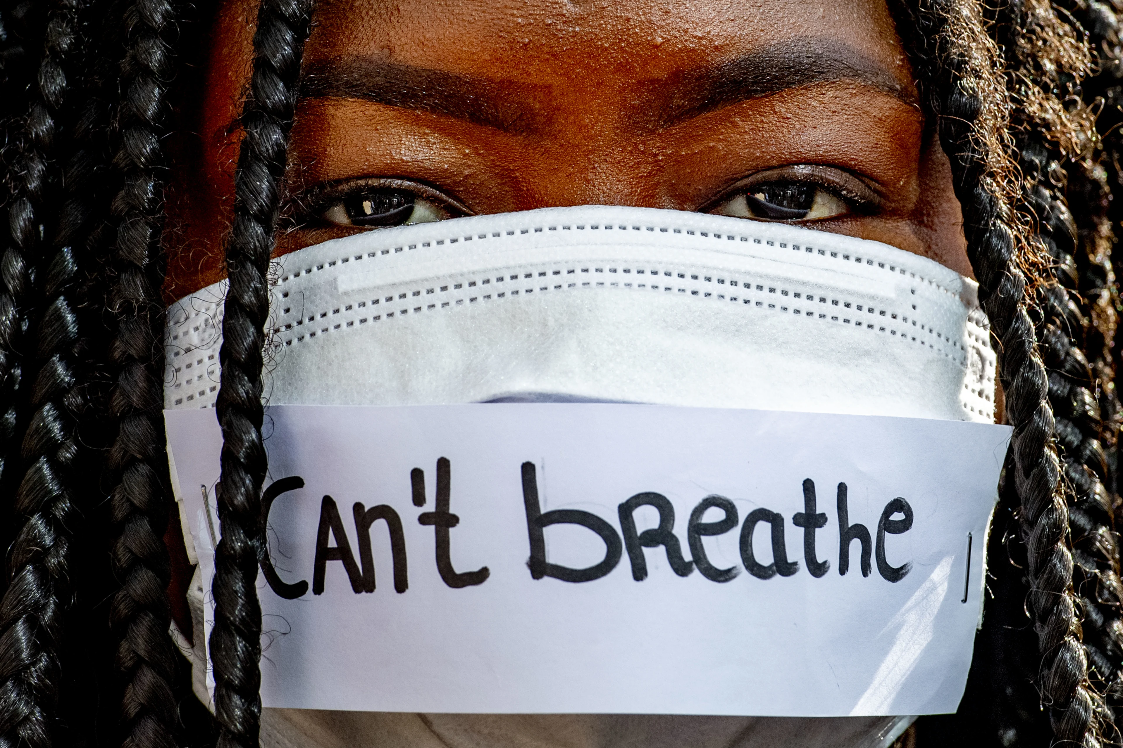 Demonstratie tegen racisme in Tilburg verloopt rustig, honderden mensen aanwezig