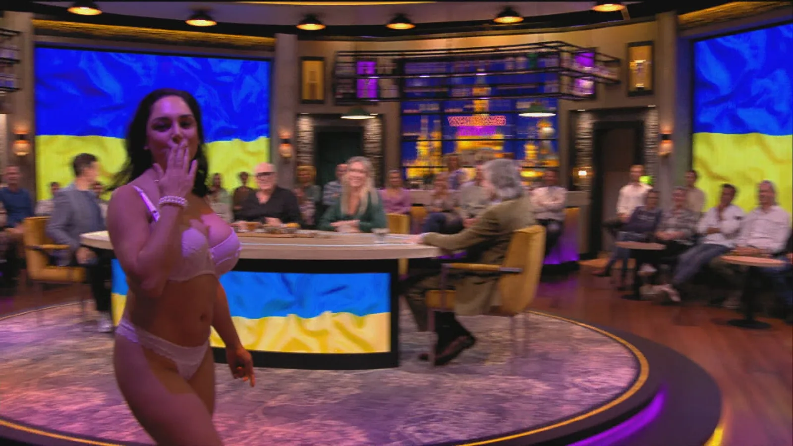 Vandaag Inside-mannen laten lingeriemodel door beeld rennen als plaagstoot naar Jinek