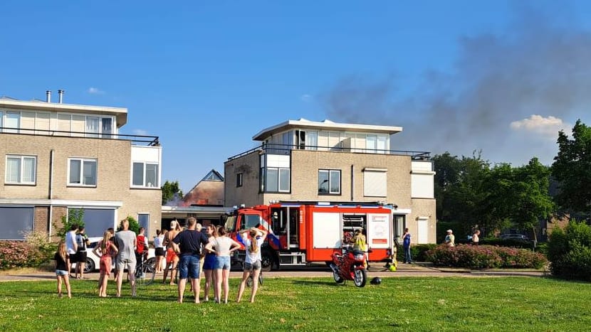 Politieagent aangevallen tijdens woningbrand in Duiven
