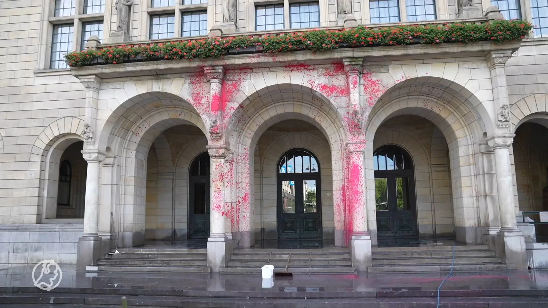 Rotterdams stadhuis beklad met rode verf: 'Kansloze actie'