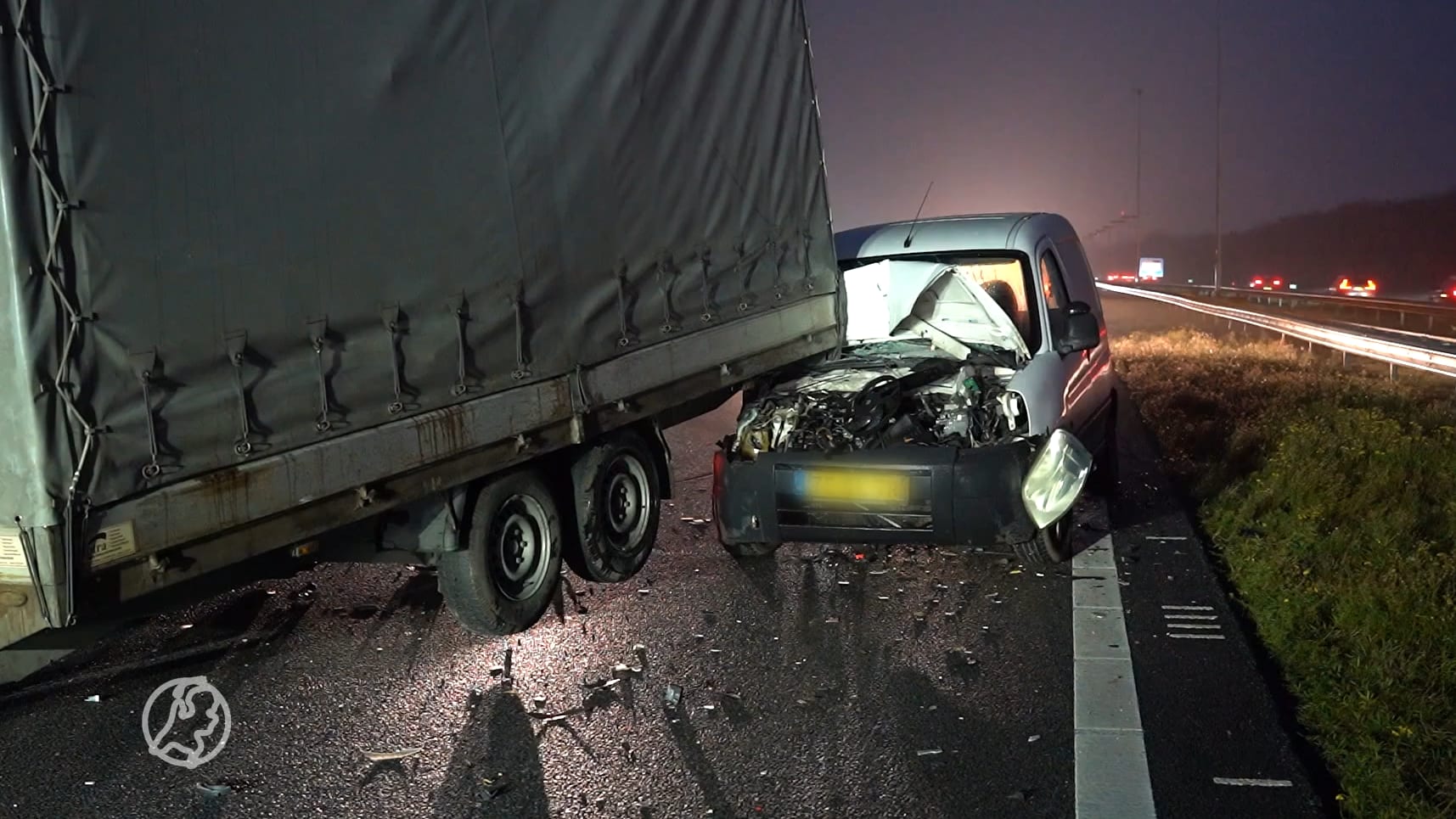 Bestuurder heeft engeltje op schouder bij angstaanjagend ongeluk met trailer