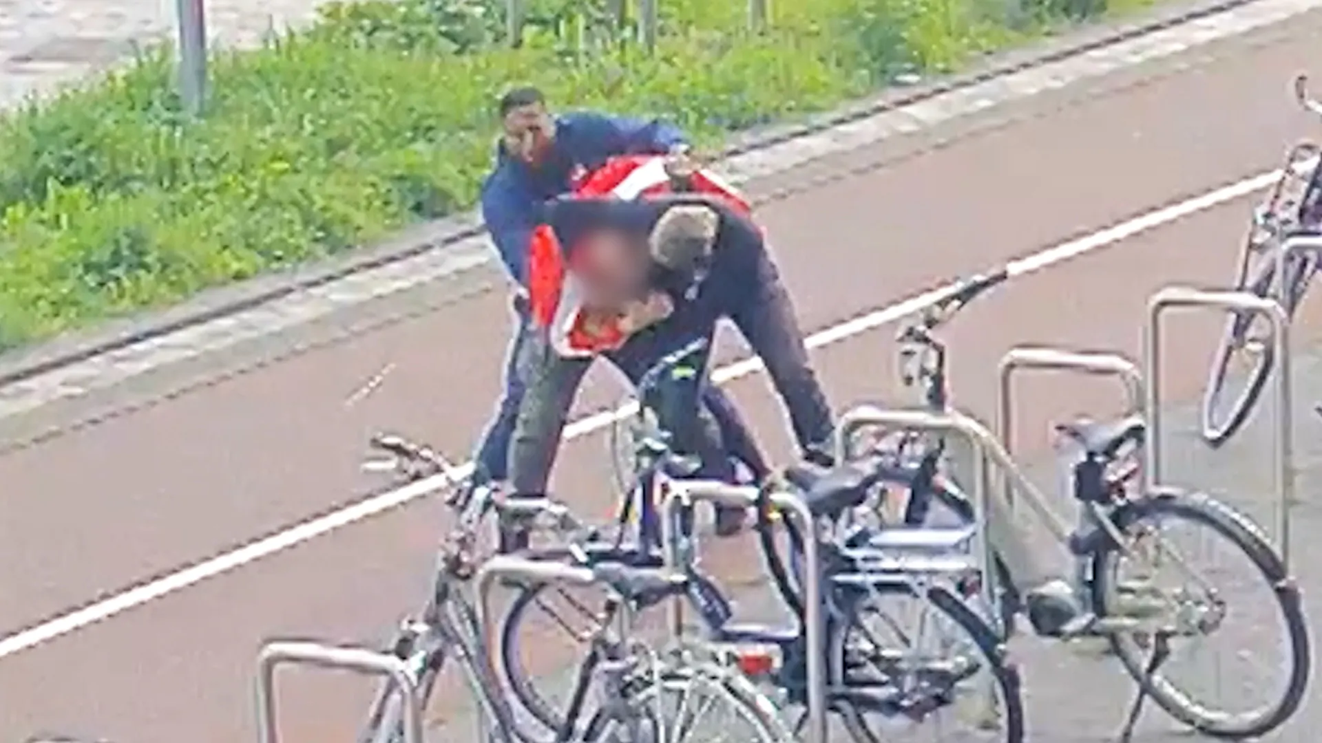 Mannen opgepakt voor in elkaar slaan vader, voor de ogen van zijn huilende kinderen