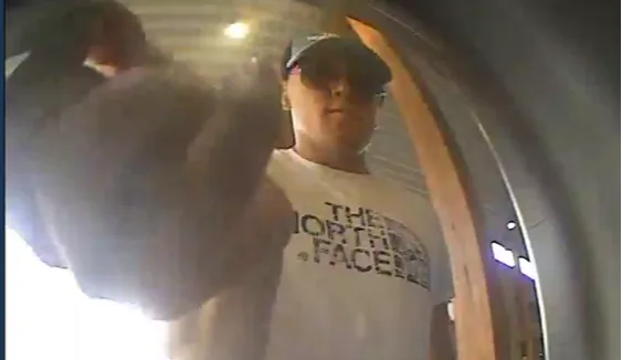 Man rooft duizenden euro's van hoogbejaard echtpaar, politie deelt foto