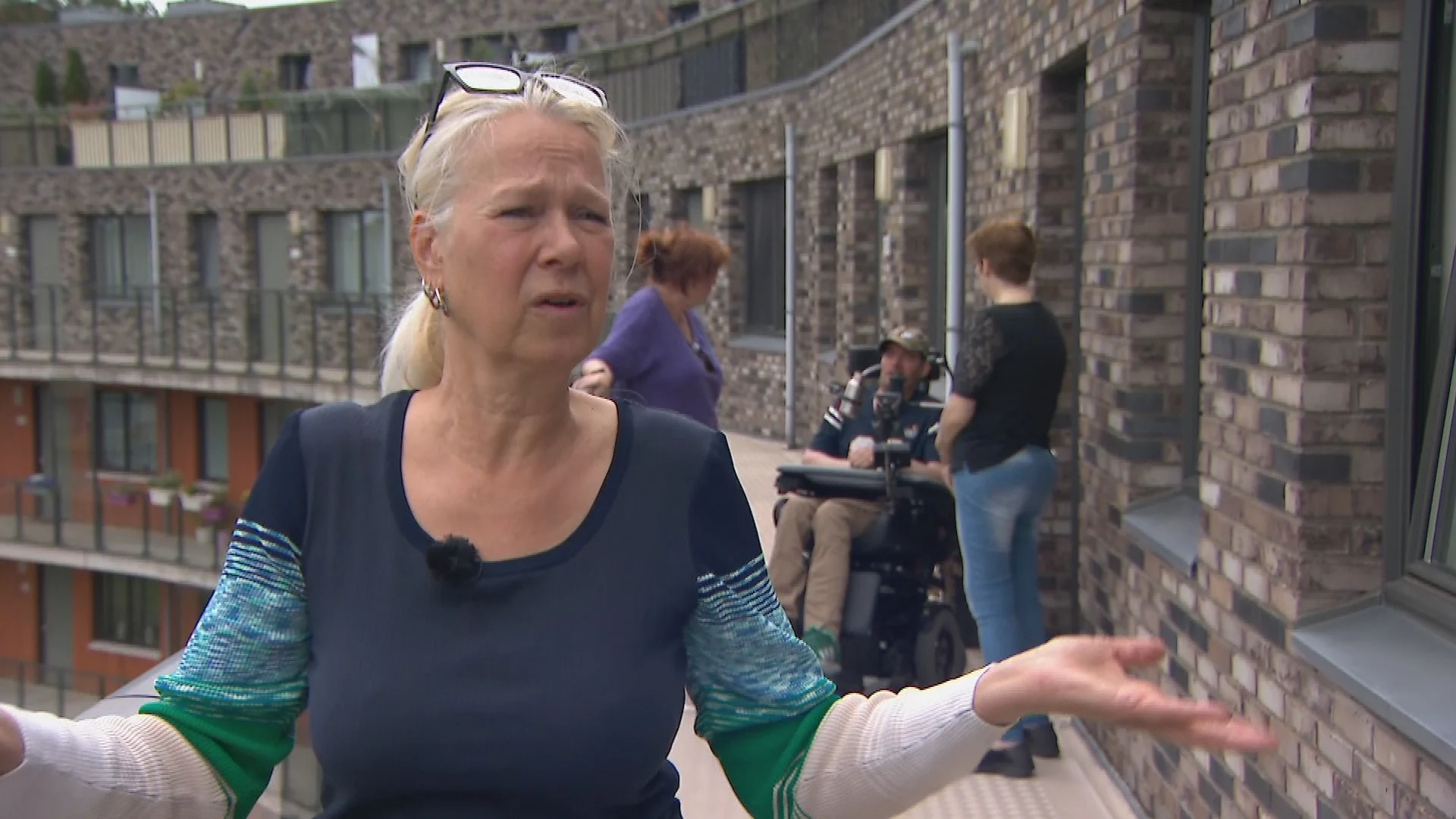 Bloedheet en in de val: bewoners zitten vast in gebouw vanwege kapotte lift