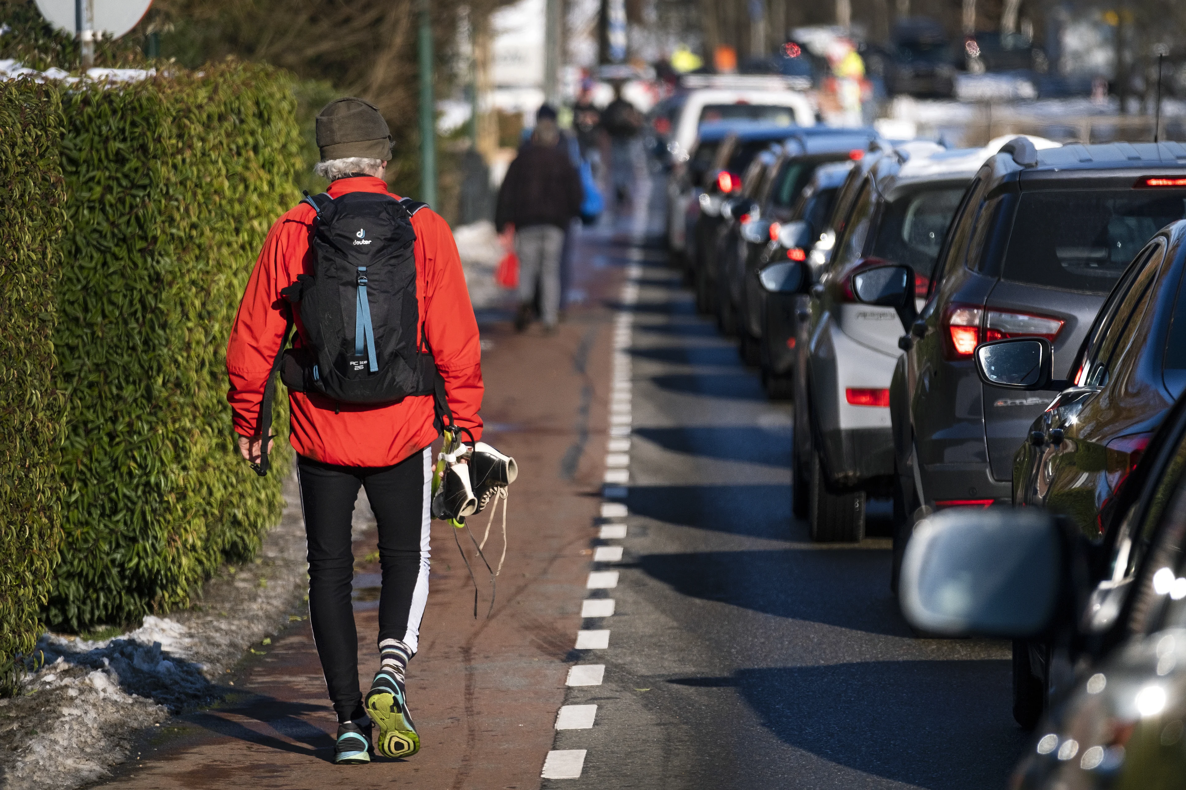 Op veel plekken te druk door schaatsliefhebbers, toegangswegen afgesloten