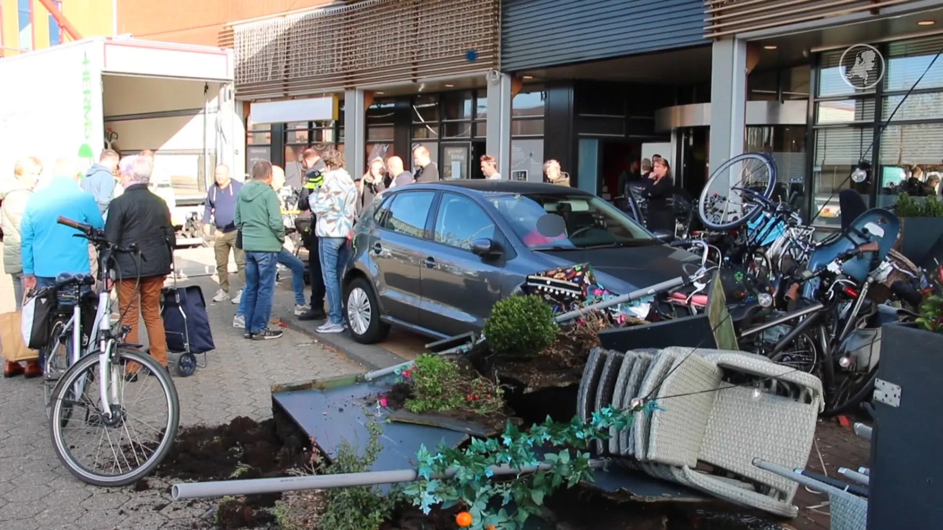 Automobilist rijdt terras op in Nieuwerkerk aan den IJssel