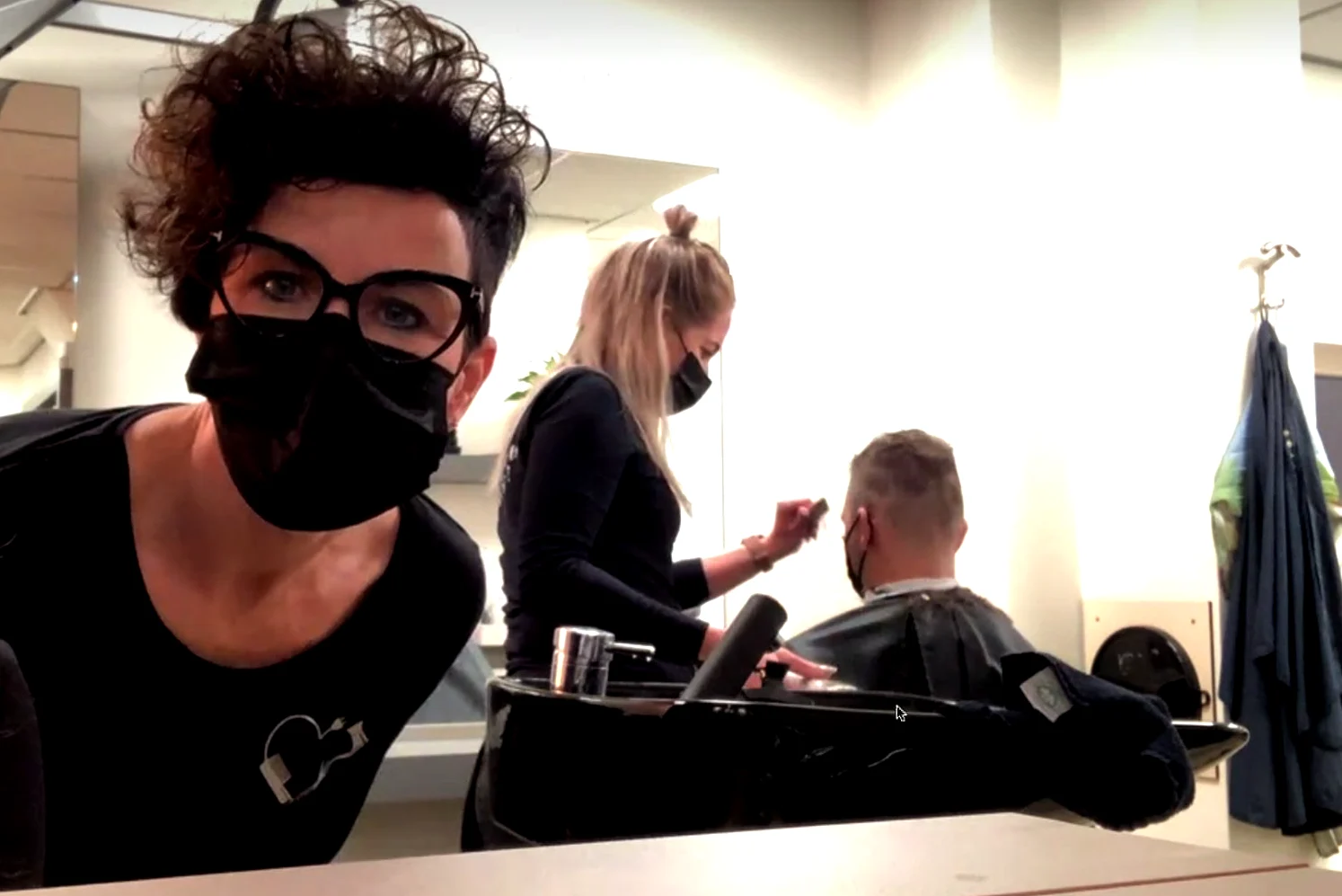 Deze kapsalon ging al om 05.00 uur open op 'waarschijnlijk laatste dag'