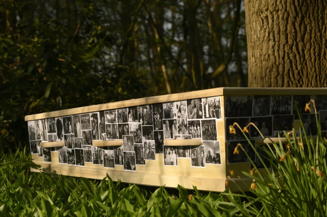 Klaartje versiert kist overleden vader met foto’s: ‘Twee dagen lang zitten knippen en plakken’