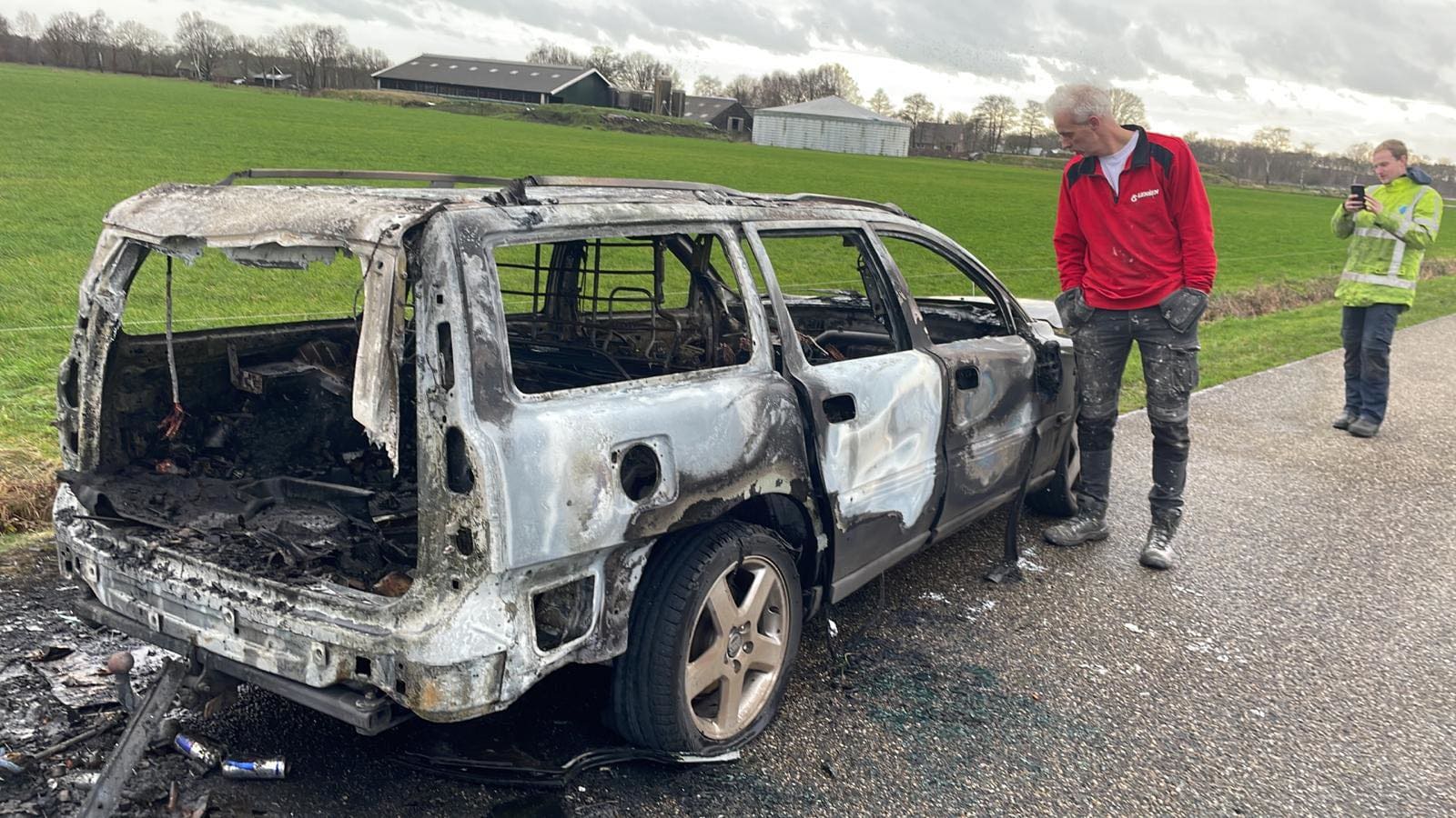 Sigaretje roken in auto vol vuurwerk? Heel slecht idee: Gerbens auto, met honderden euro's aan vuurwerk, ontploft