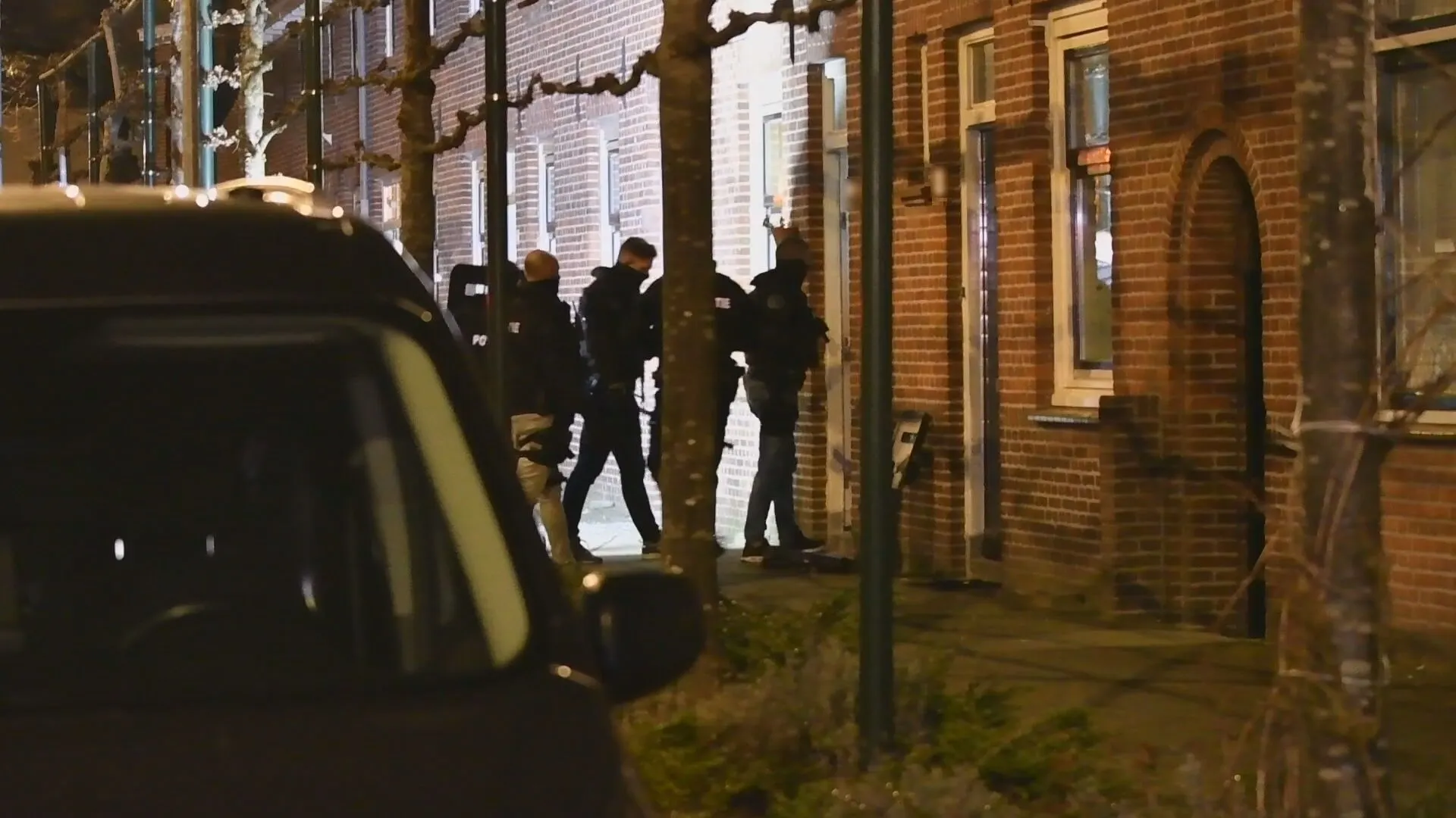 Man gooit explosief uit woning Dordrecht, meerdere auto's en ramen beschadigd